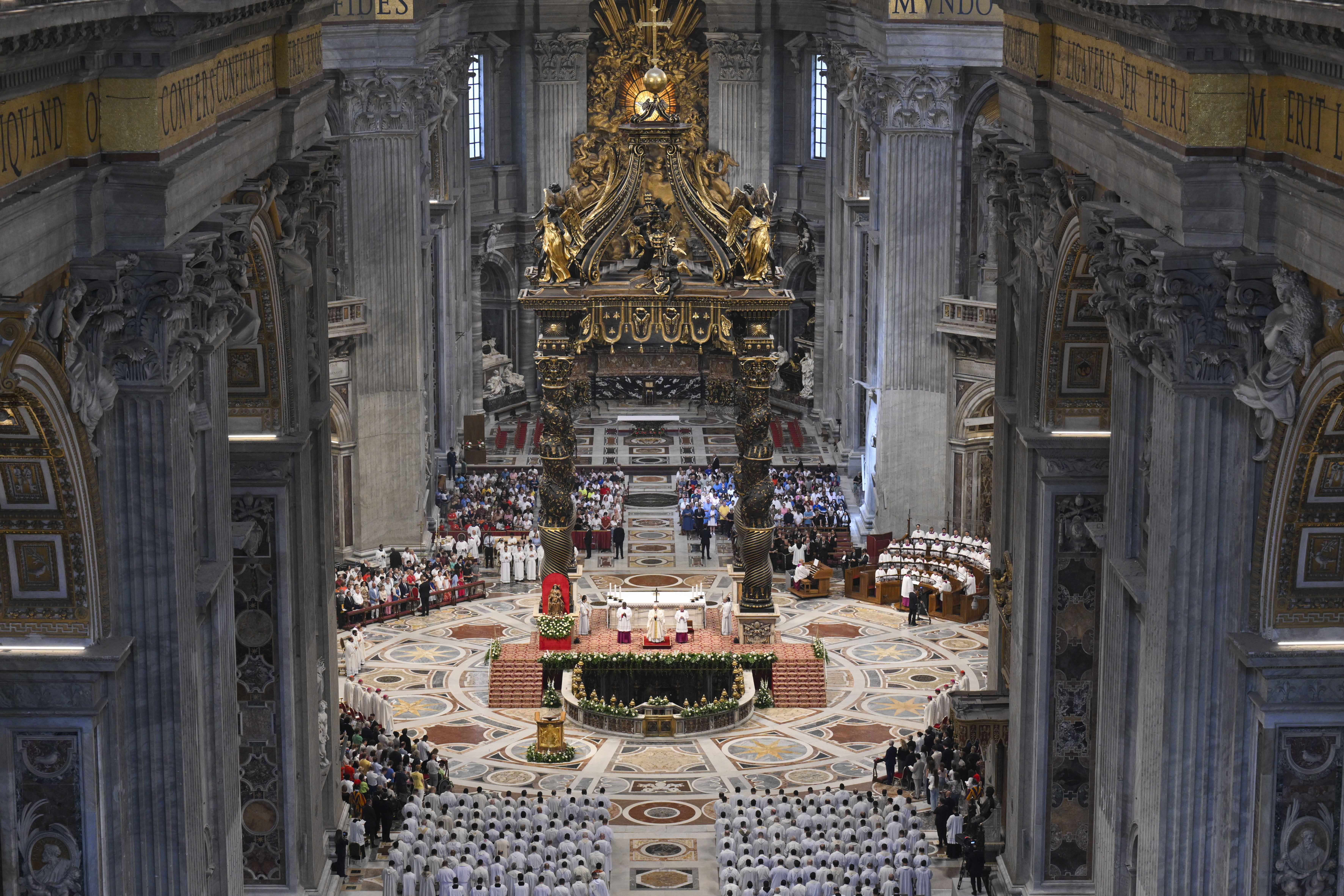 Duizenden verzamelen zich in de Sint-Pietersbasiliek in Vaticaanstad voor de Mis voor het Jubileum van de Sport gevierd door paus Leo XIV op 15 juni 2025. Credit: Vatican Media