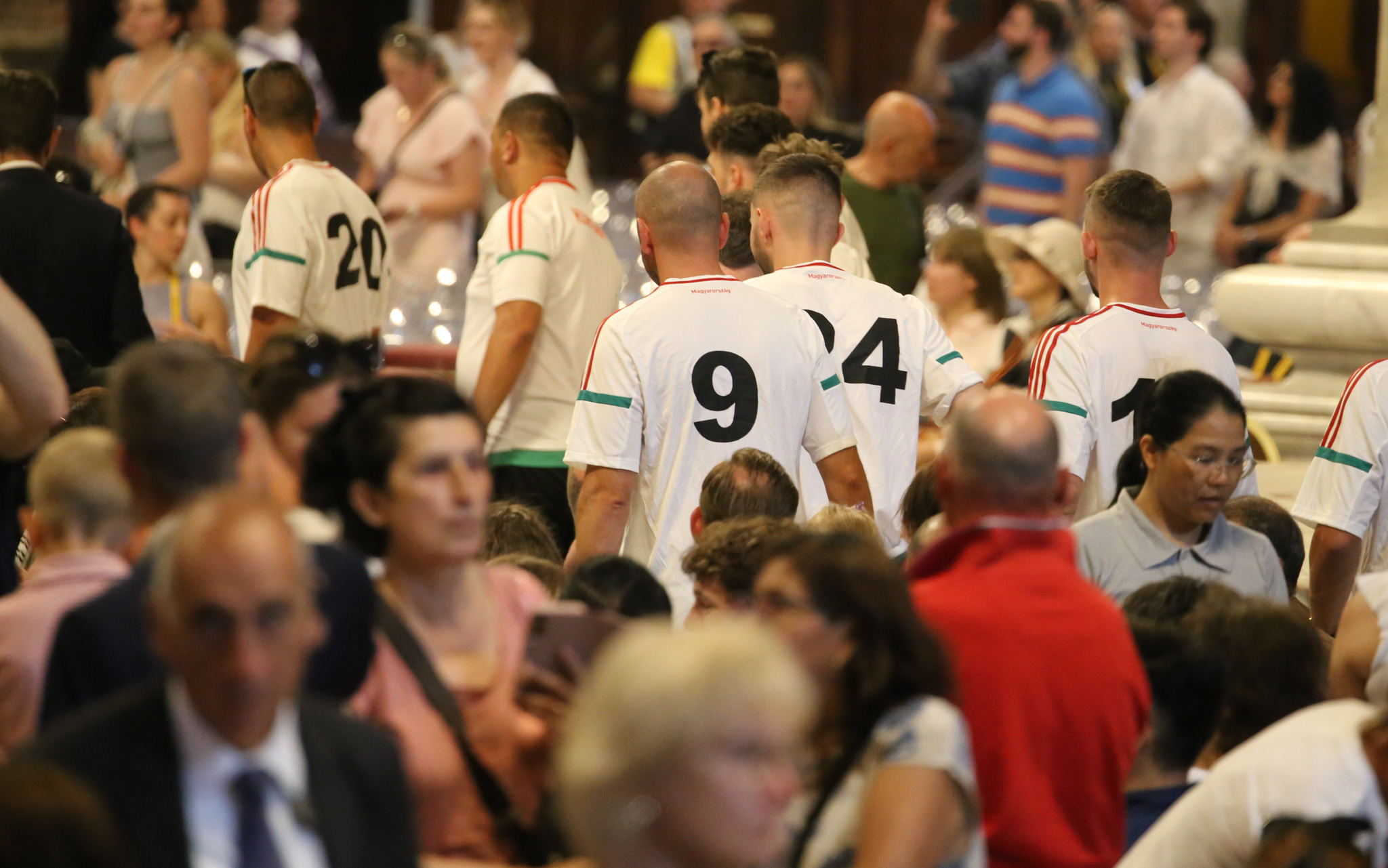 Leden van sportteams nemen deel aan de Mis voor het Jubileum van de Sport op de feestdag van de Allerheiligste Drie-eenheid op 15 juni 2025, in de Sint-Pietersbasiliek in Vaticaanstad. Credit: Zofia Czubak/EWTN News