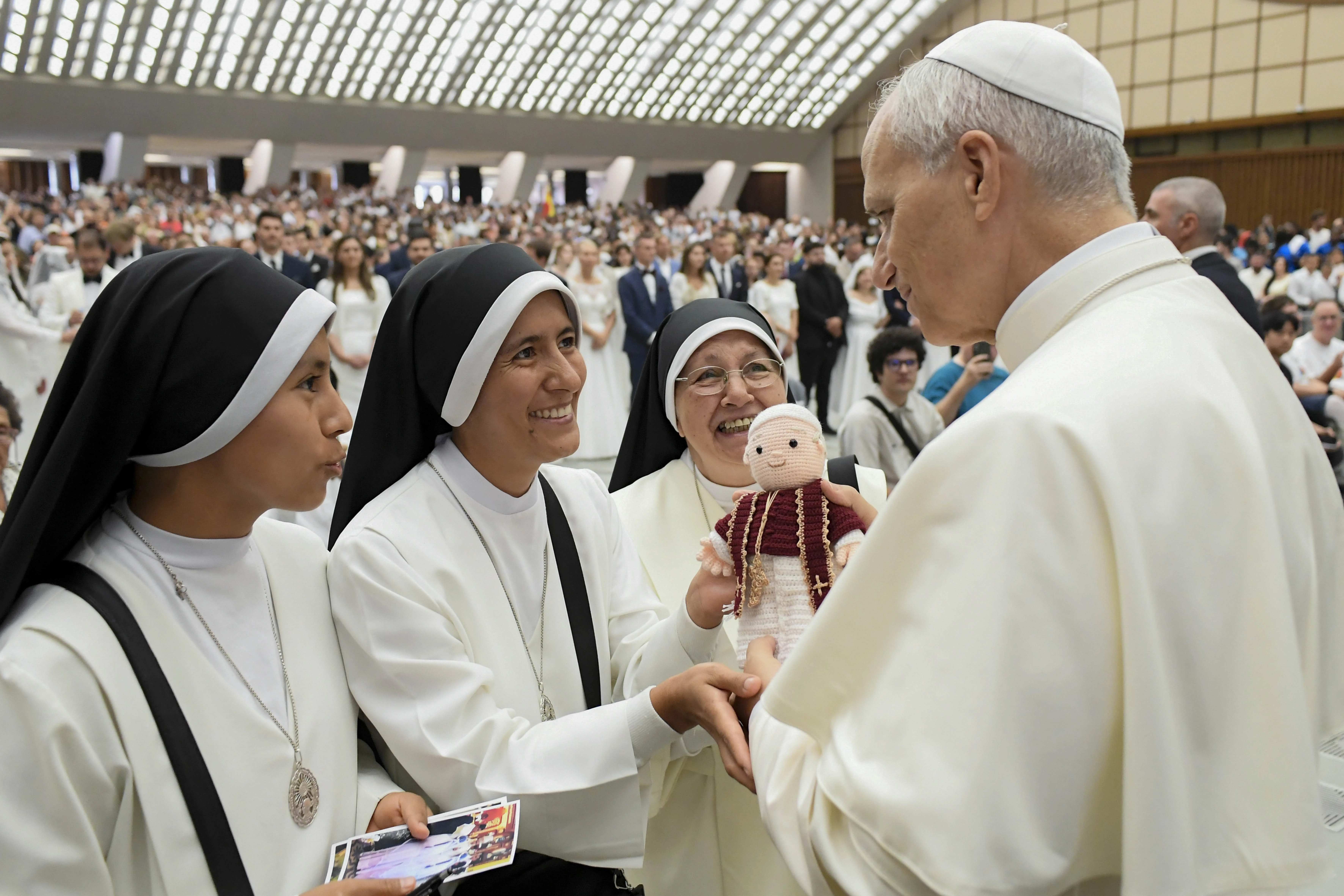 Paus Leo XIV begroet een groep nonnen tijdens zijn algemene audiëntie op woensdag 13 augustus 2025 in de Paul VI Audiëntiezaal in het Vaticaan. Credit: Vatican Media