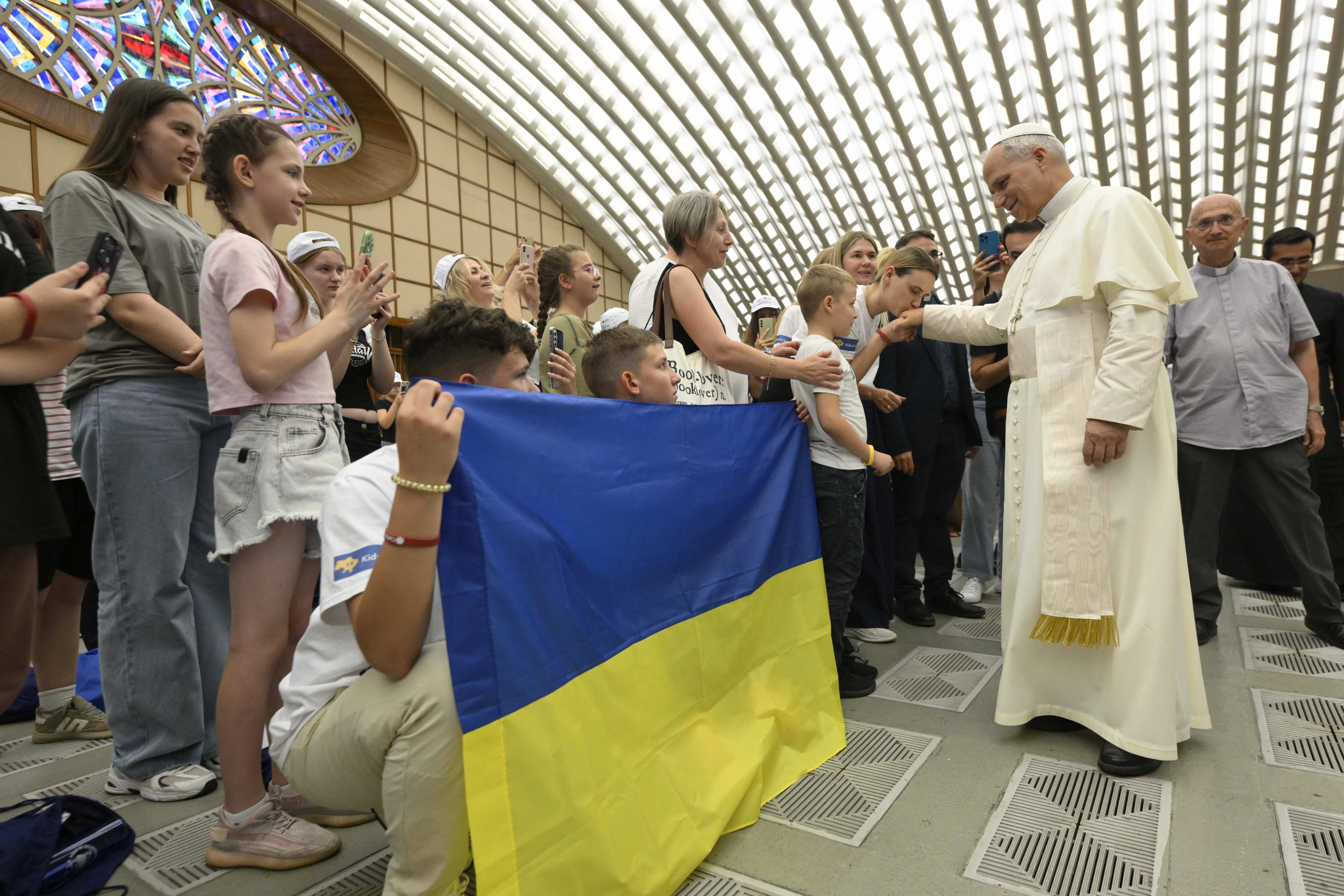 Paus Leo XIV ontmoet Oekraïense kinderen die tijdens de zomer door Caritas Italië werden verwelkomd op 3 juli 2025 in het Vaticaan. Credit: Vatican Media
