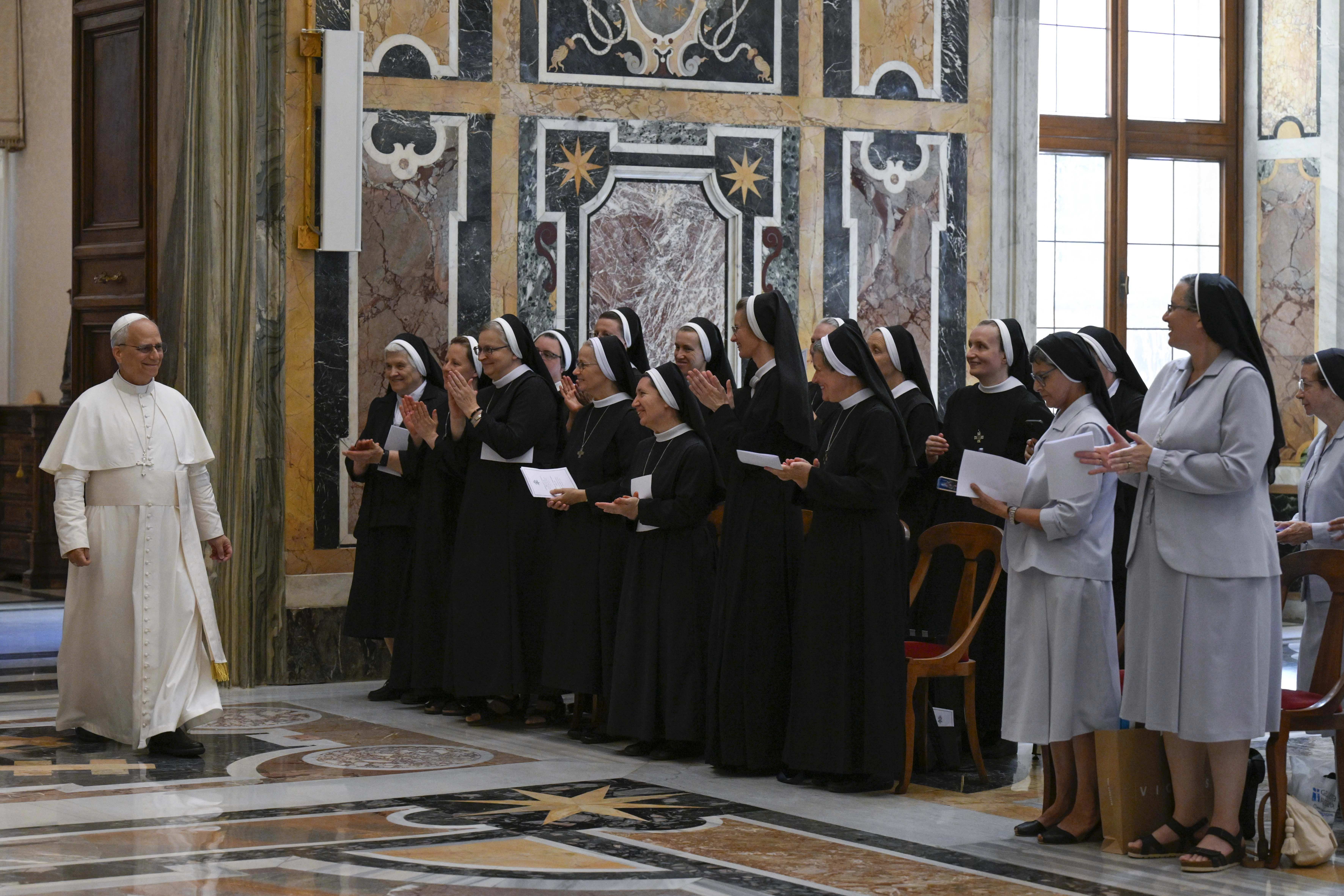 Een groep nonnen begroet paus Leo XIV tijdens een audiëntie van vrouwelijke religieuzen in Rome voor het Jubileum van de Hoop en bijeenkomsten van hun congregaties op 30 juni 2025 in de Clementine zaal in het Vaticaan. Credit: Vatican Media