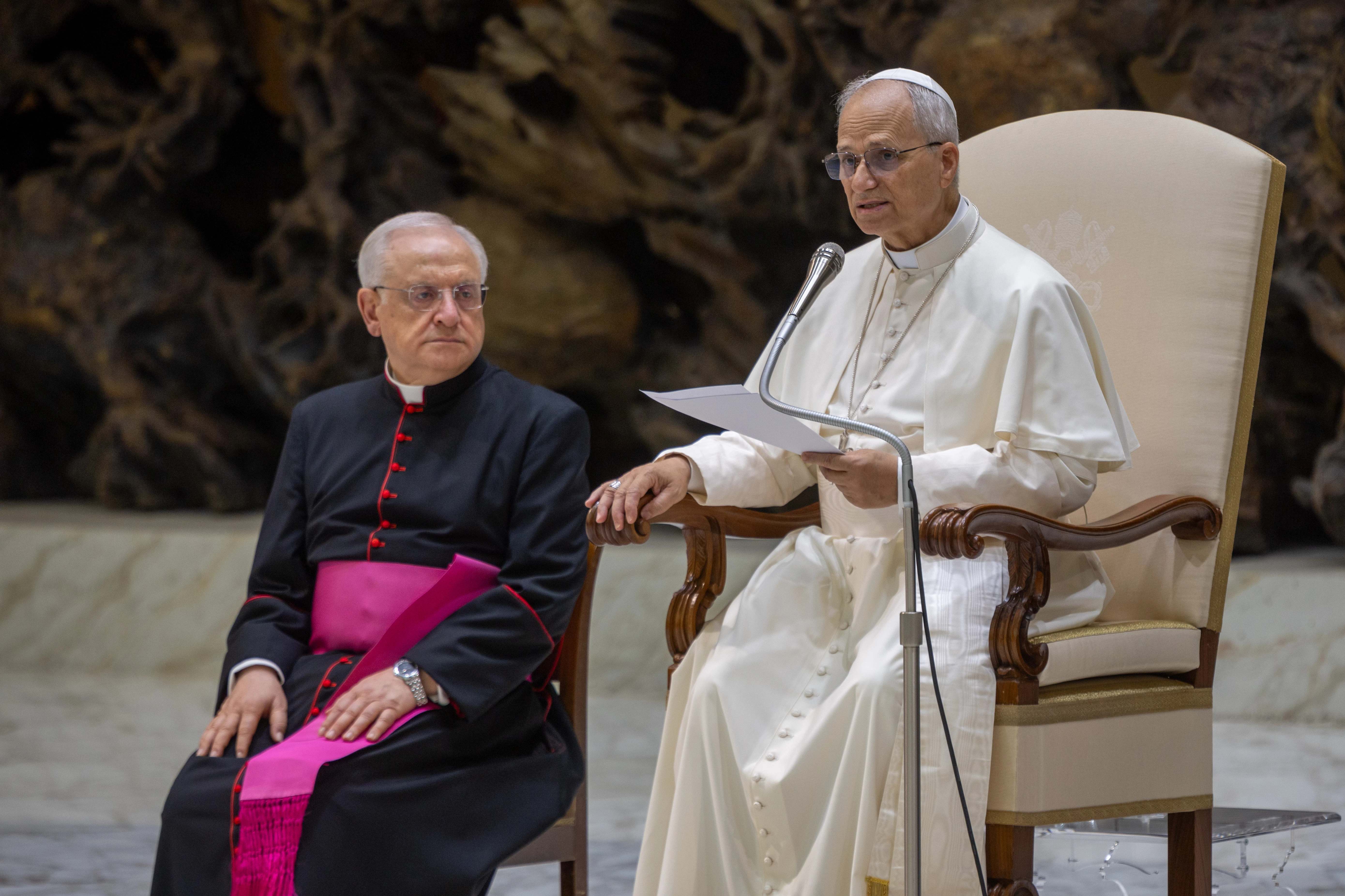 Paus Leo XIV spreekt pelgrims toe die verzameld zijn in de Paul XI Audiëntiezaal in het Vaticaan voor zijn algemene audiëntie op woensdag 13 augustus 2025. Credit: Daniel Ibañez/CNA