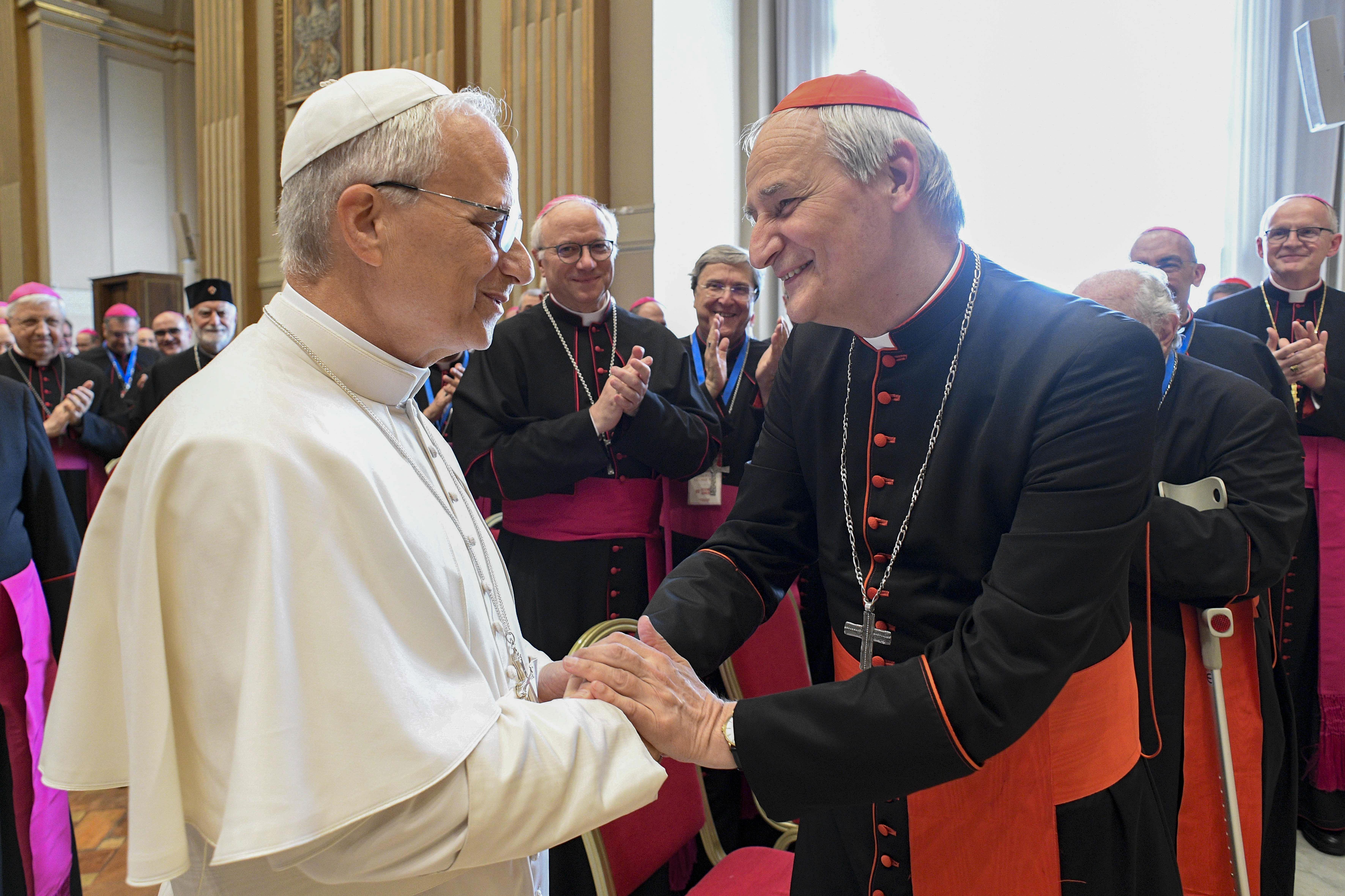 Paus Leo XIV ontmoet kardinaal Matteo Zuppi, de president van de Italiaanse bisschoppenconferentie, bij een bijeenkomst met de Italiaanse bisschoppen op 17 juni 2025 in het Vaticaan. Credit: Vatican Media