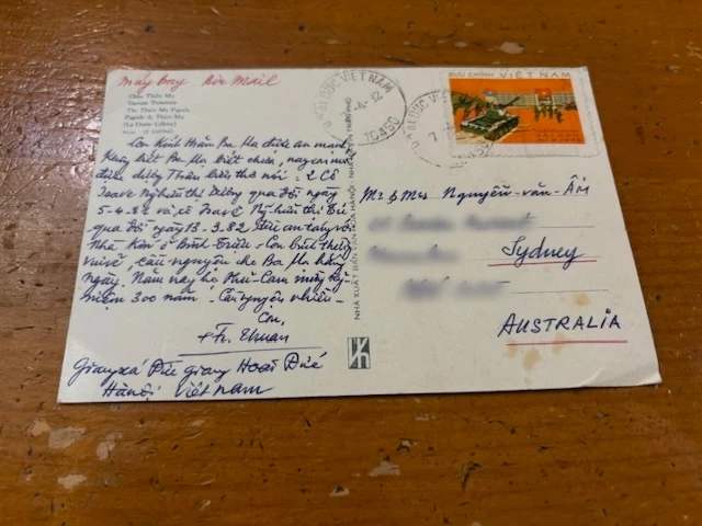 Een ansichtkaart die Van Thuan in 1982 aan zijn ouders stuurde. Credits: Foto met dank aan Elisabeth Nguyen