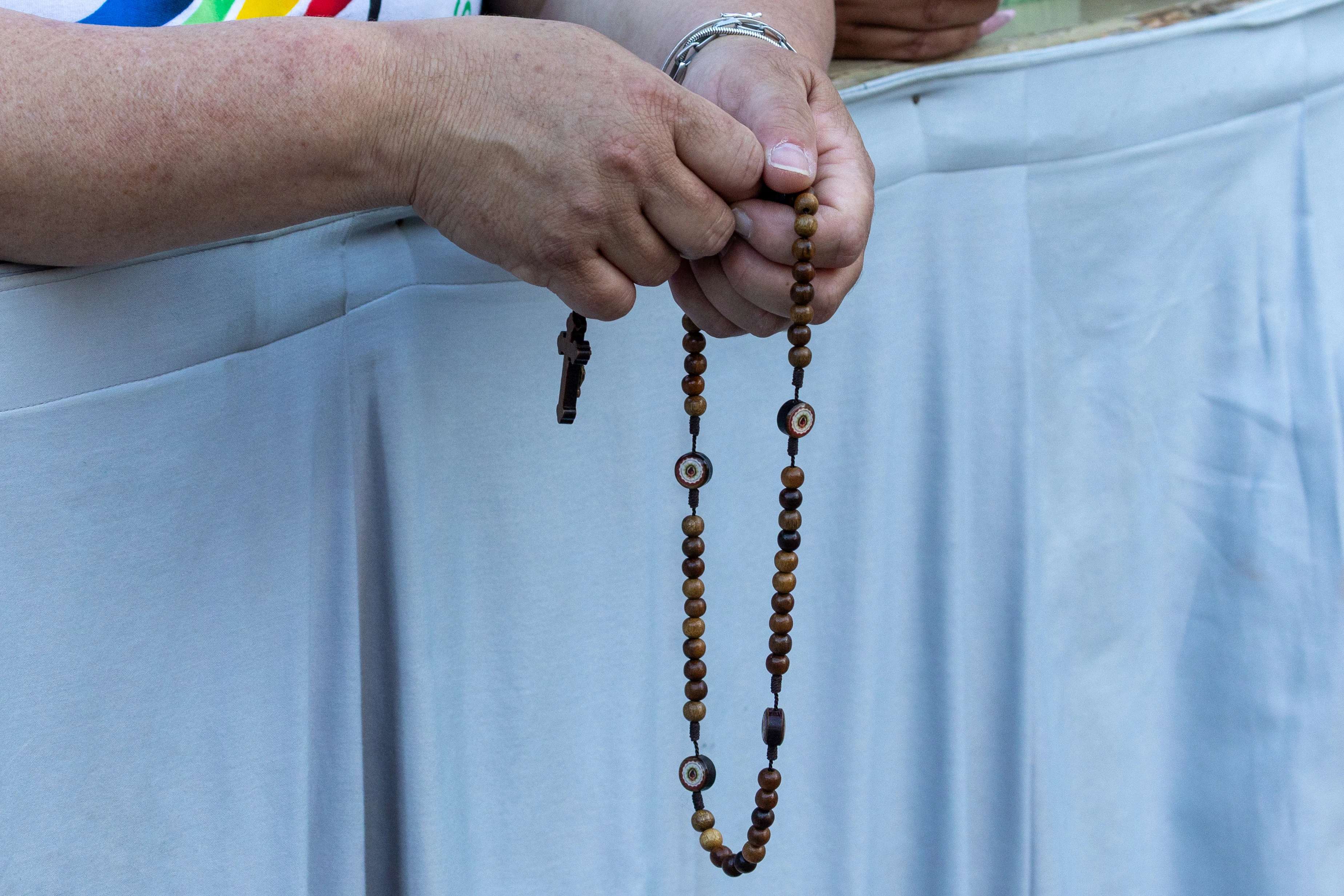 Een pelgrim bidt de rozenkrans tijdens een Mariaanse wake op het Sint-Pietersplein, Rome, zaterdag 11 oktober 2025. Credit: Daniel Ibáñez/CNA