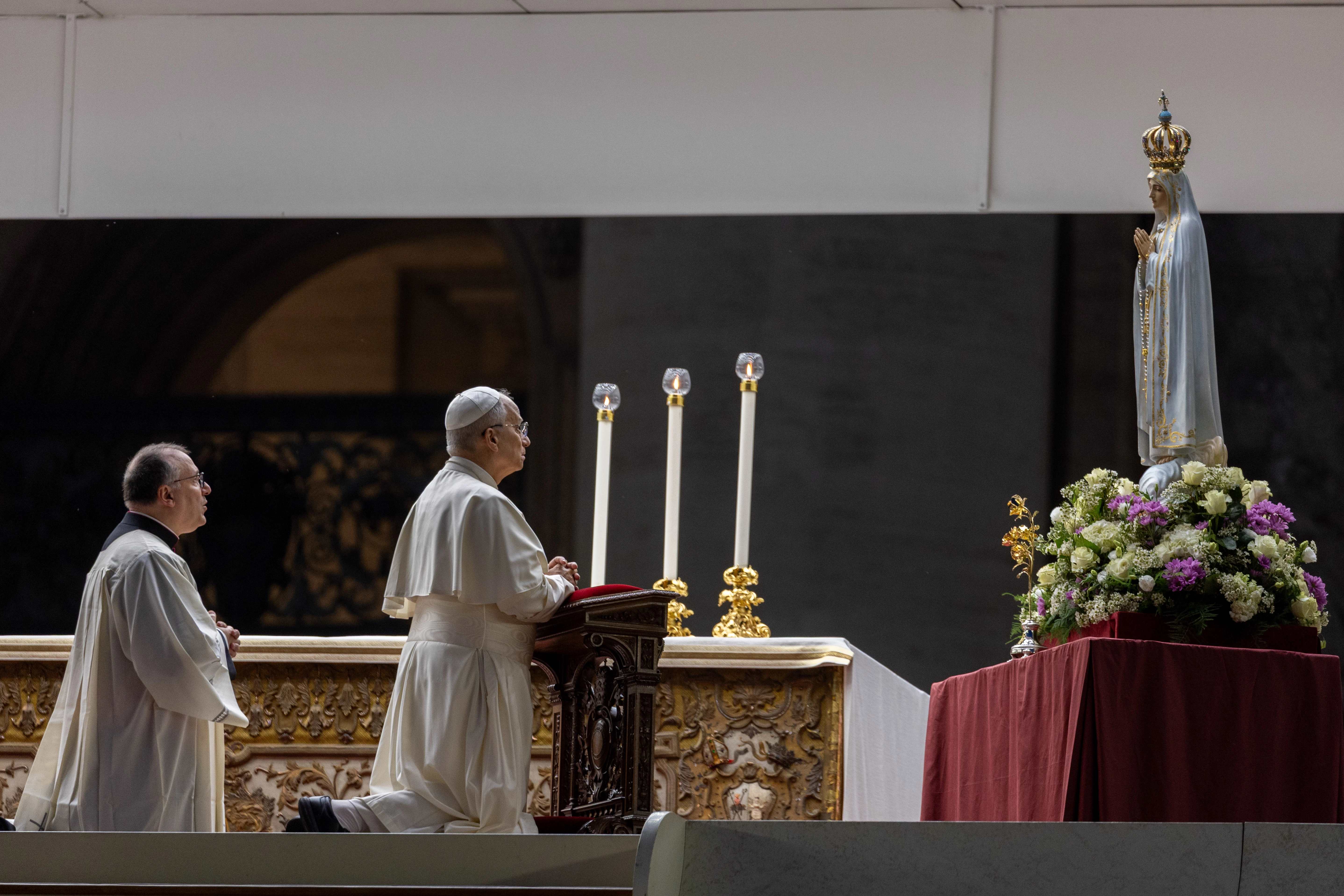 Paus Leo XIV bidt voor het oorspronkelijke beeld van Onze Lieve Vrouw van Fatima tijdens een Mariaanse wake op het Sint-Pietersplein, Rome, zaterdag 11 oktober 2025. Credit: Daniel Ibáñez/CNA