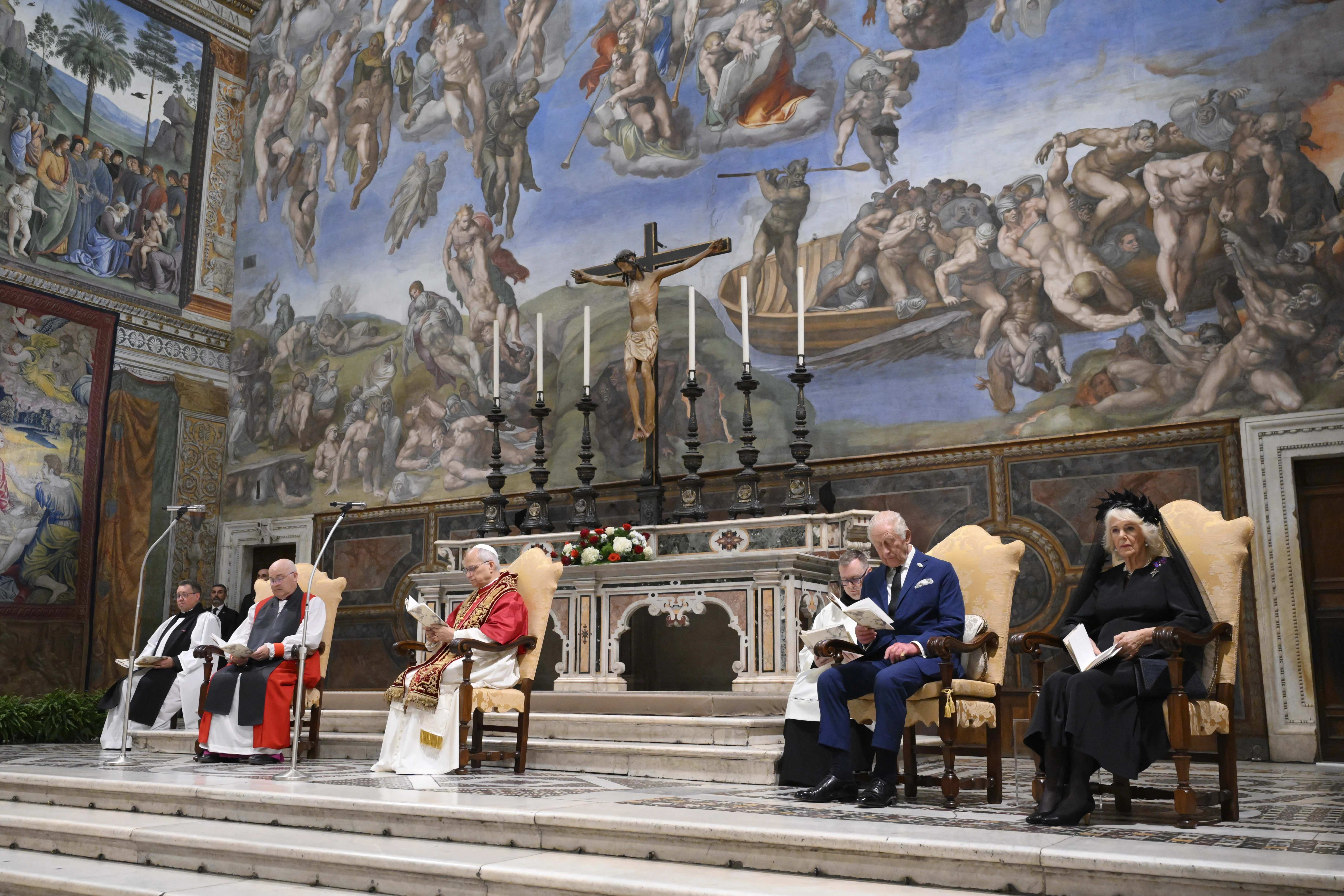Paus Leo XIV en koning Charles III bidden samen in de Sixtijnse Kapel tijdens een historische bijeenkomst in het Vaticaan, donderdag 23 oktober 2025. Credit: Vatican Media