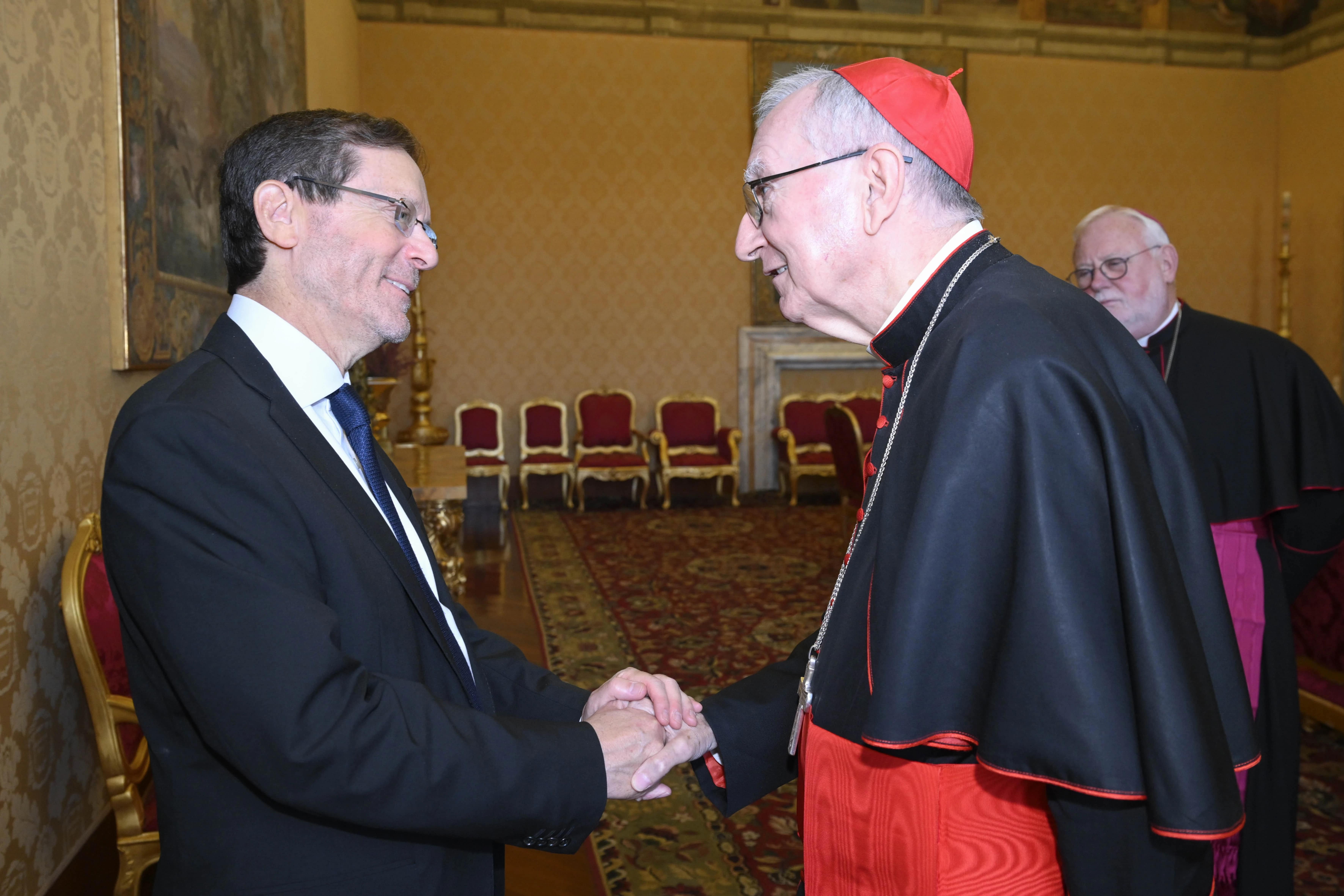 De Israëlische president Isaac Herzog ontmoet op donderdag 4 september 2025 staatssecretaris van het Vaticaan kardinaal Pietro Parolin en secretaris voor betrekkingen met staten aartsbisschop Paul Gallagher (achterop). Credit: Vatican Media