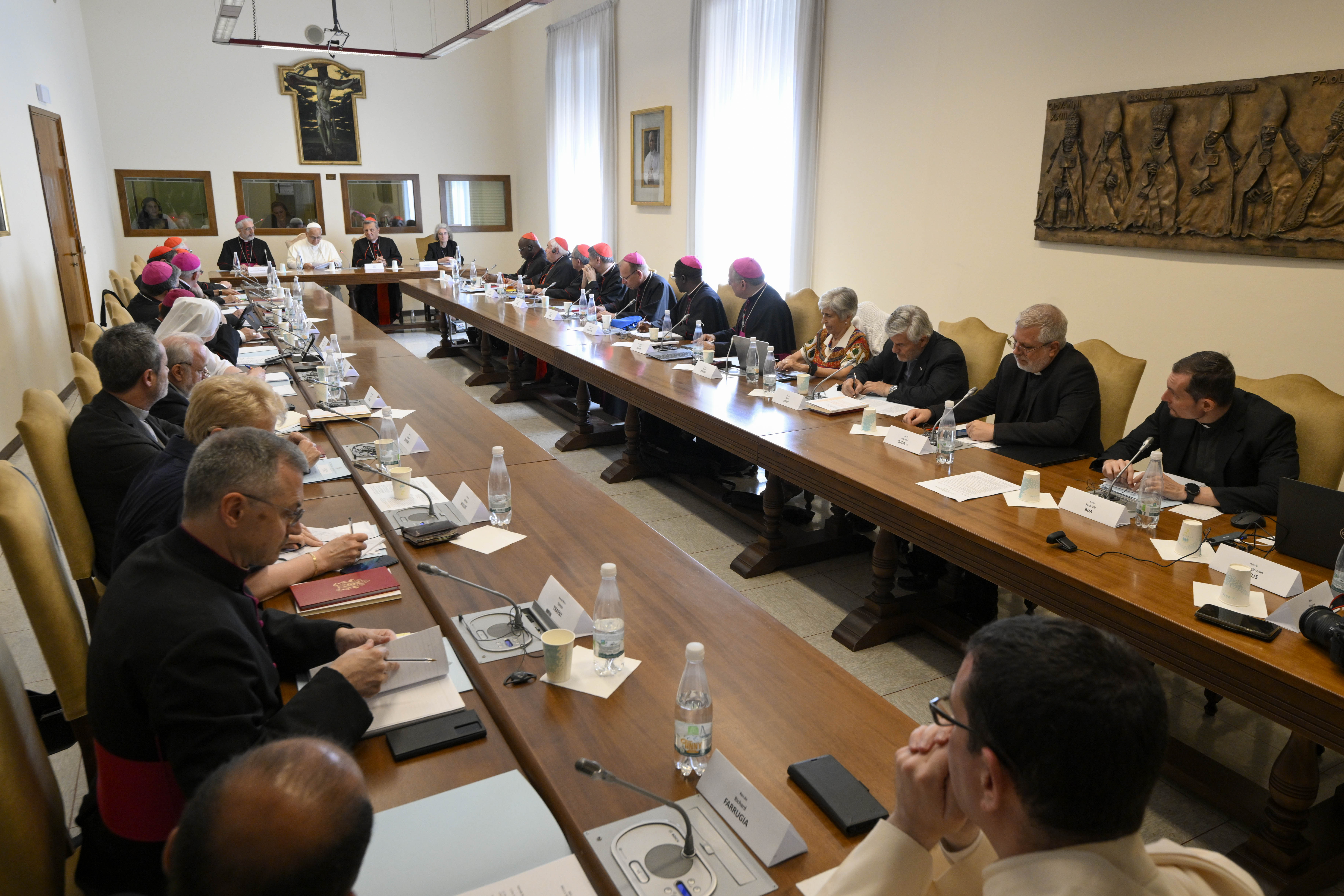 Paus Leo XIV ontmoet donderdag 26 juni 2025 de 16e gewone raad van de synode nabij het Vaticaan. Credit: Vatican Media