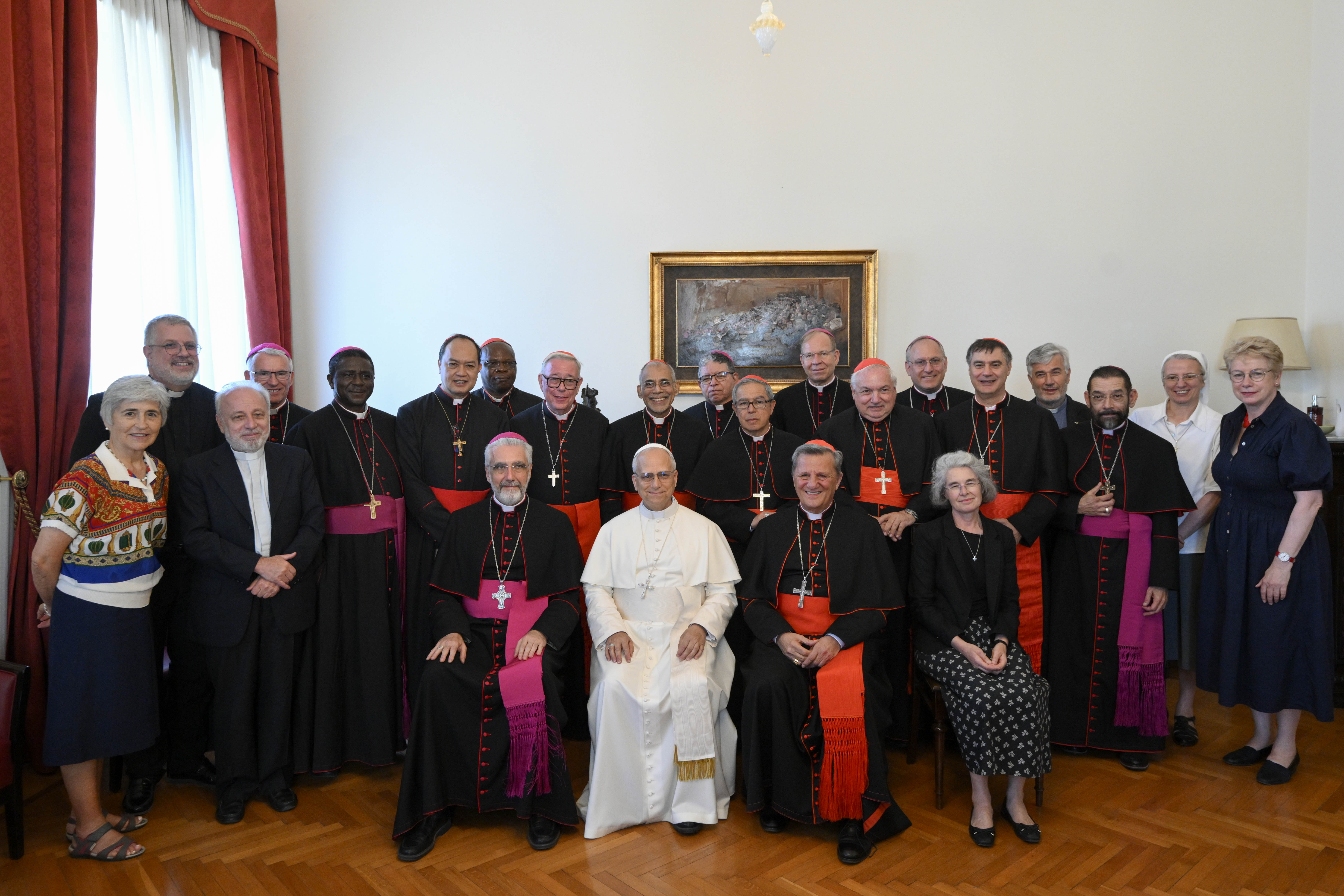 Paus Leo XIV poseert met leden van de 16e gewone raad van de synode nabij het Vaticaan op donderdag 26 juni 2025. Credit: Vatican Media