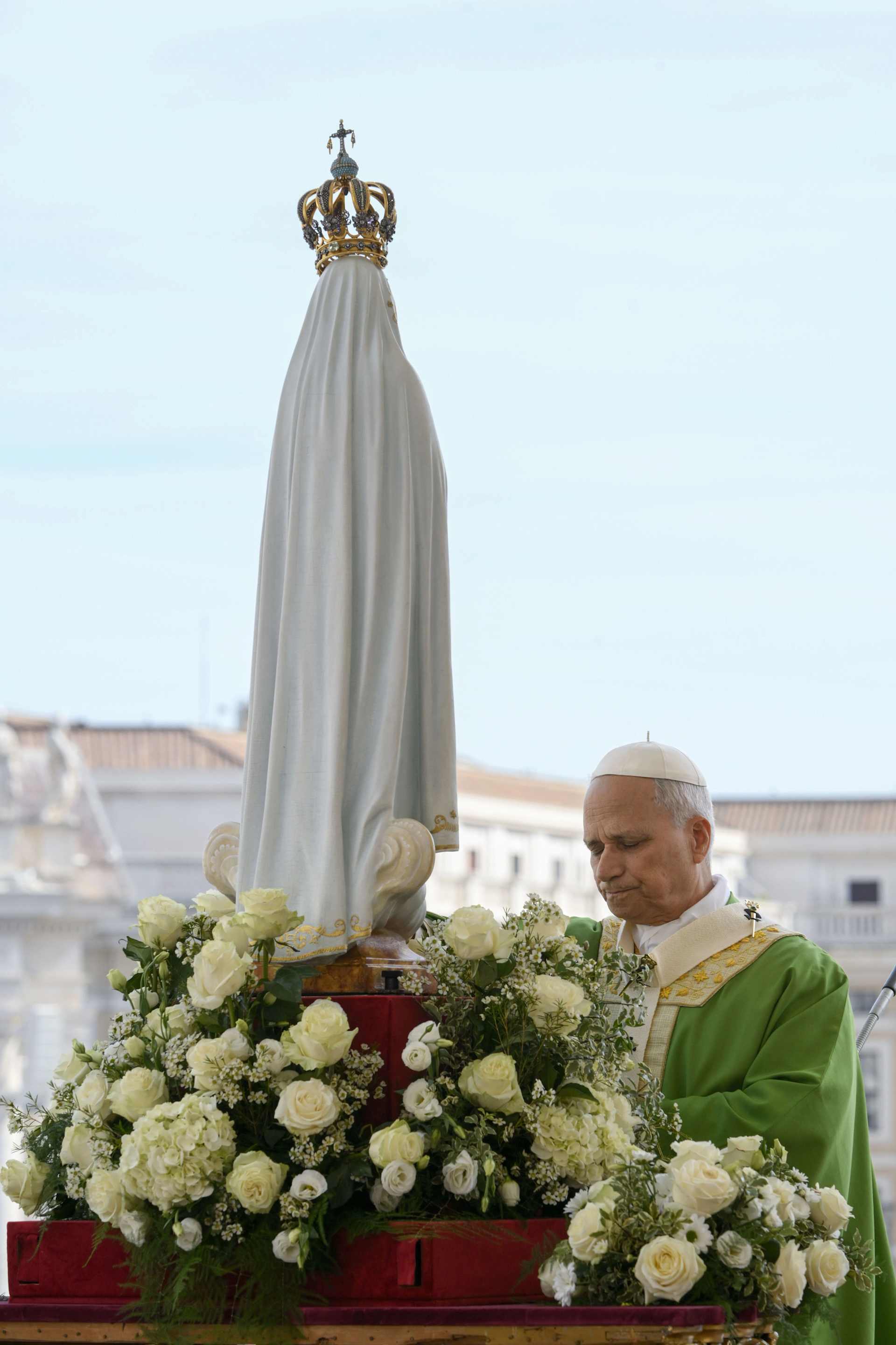 Na het houden van zijn preek op zondag 12 oktober op het Sint-Pietersplein stond paus Leo XIV voor het originele beeld van Onze Lieve Vrouw van Fatima, dat vanuit Portugal naar het Sint-Pietersplein was gebracht, en wijdde hij de Kerk en de wereld toe aan de Heilige Maagd Maria. Hij bad vooral voor hen die “gekweld worden door de kwellingen van oorlog.” Credit: Vatican Media