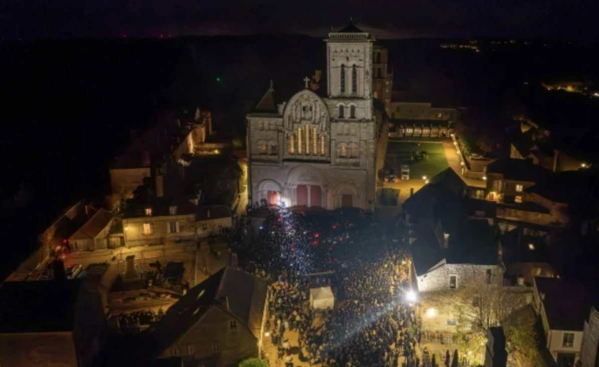 Traditioneel wake bij de Basiliek van Sint-Maria Magdalena in Vézelay. Bron: Olivier Naves