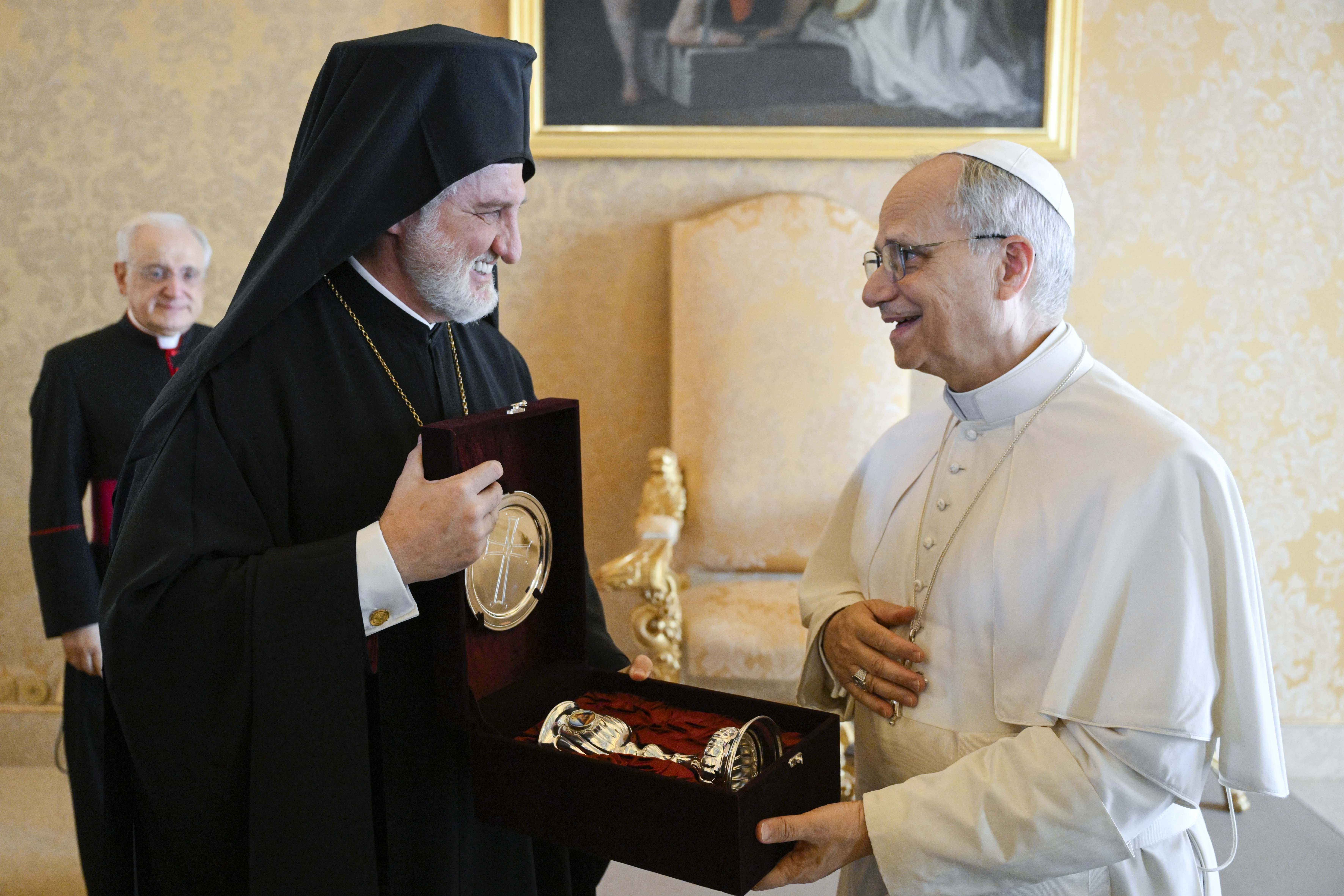 Paus Leo bedankte Grieks-Orthodox aartsbisschop van Amerika Elpidophoros speciaal voor het leiden van het oecumenische gezelschap naast kardinaal Joseph Tobin en zei dat zulke “tekens van delen en gemeenschap” tussen katholieken en orthodoxen niet als vanzelfsprekend moeten worden beschouwd. 17 juli 2025. Credit: Vatican Media