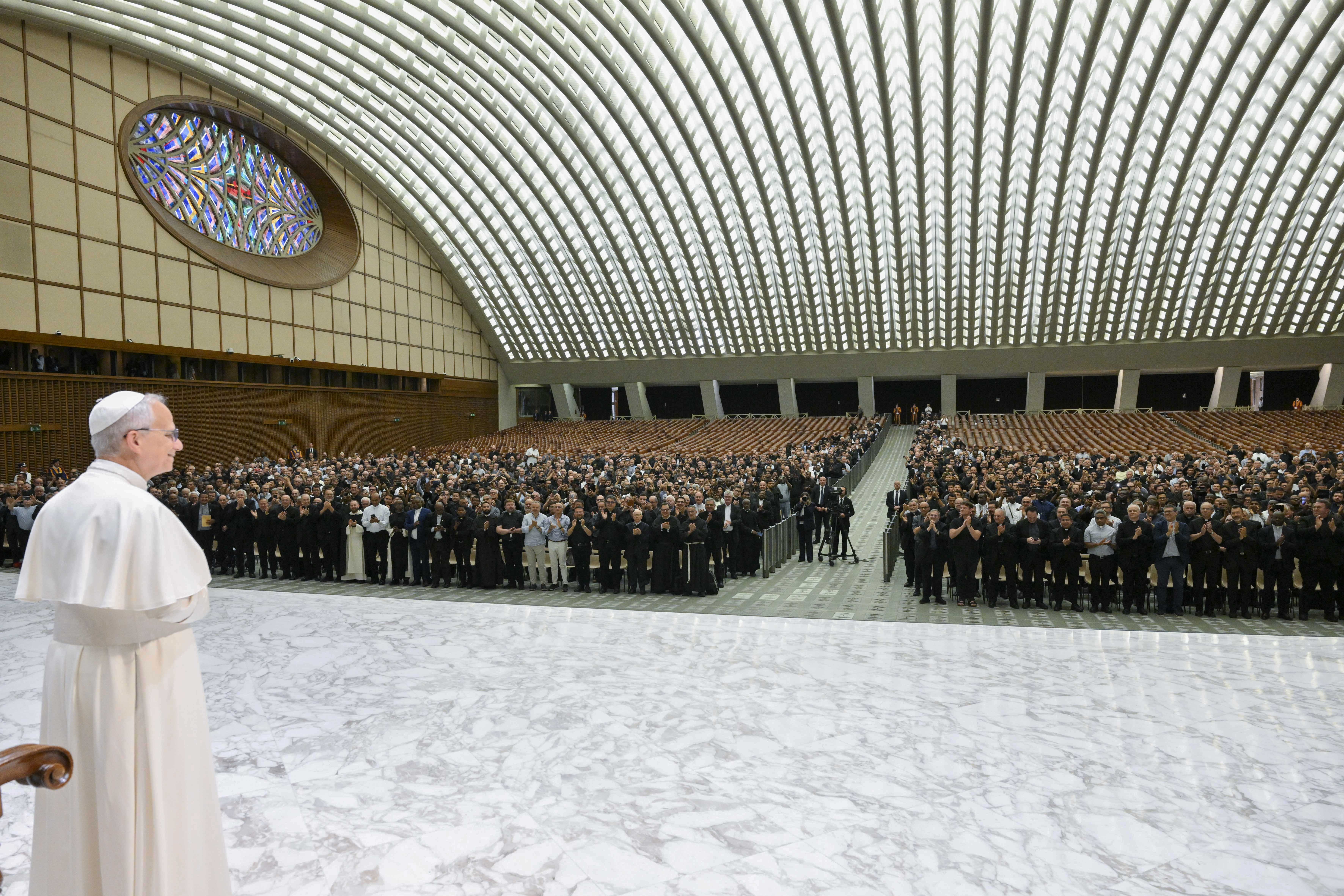 Paus Leo XIV begroet priesters van het Bisdom Rome in de Paul VI-audienzzaal van het Vaticaan op donderdag 12 juni 2025. Credit: Vatican Media