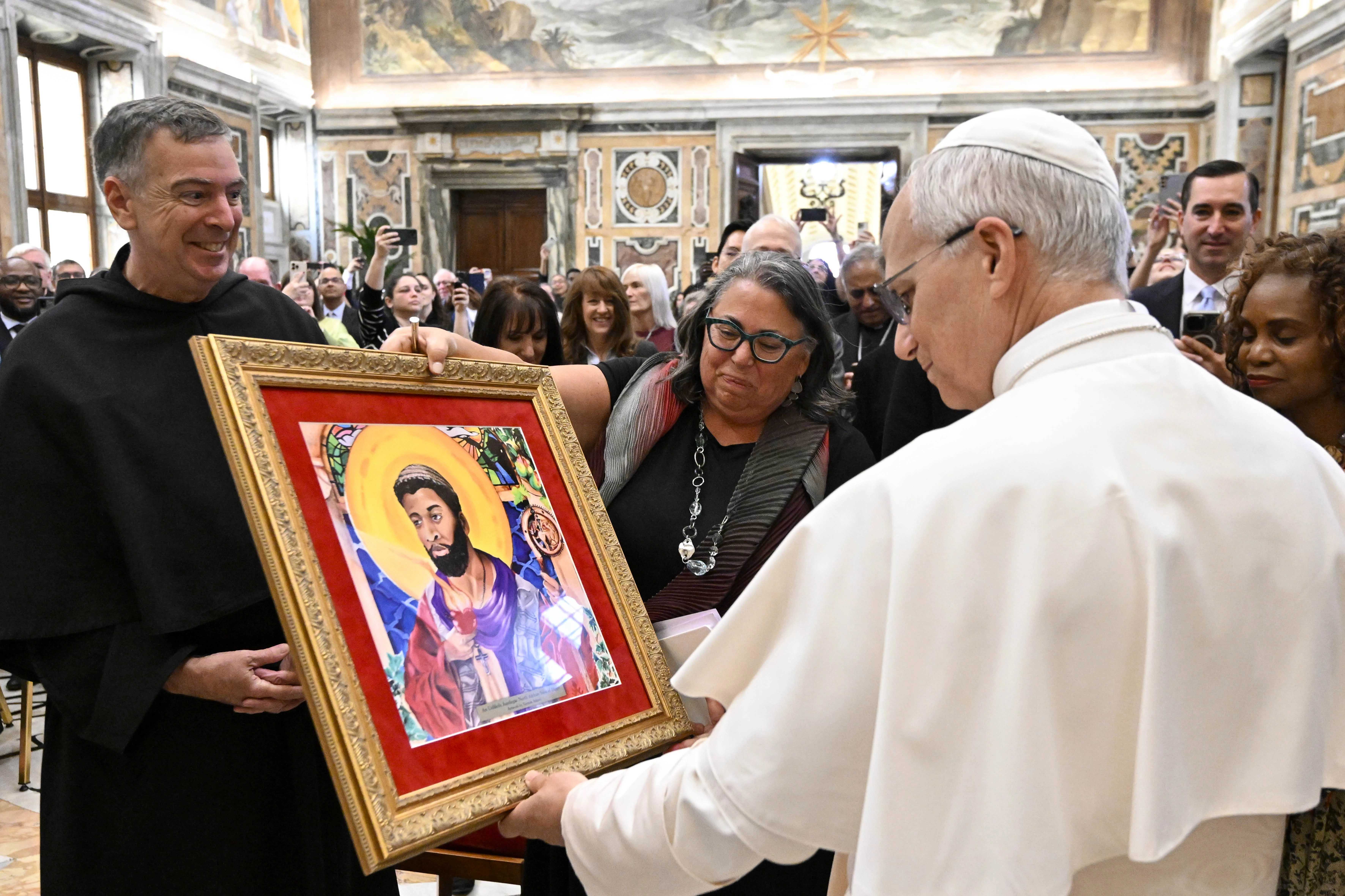 Paus Leo XIV bekijkt een schilderij tijdens zijn ontmoeting met deelnemers aan de top Migranten en Vluchtelingen in Ons Gemeenschappelijk Thuis, gehouden van 1 tot 3 oktober in Rome, op donderdag 2 oktober 2025. Credit: Vatican Media