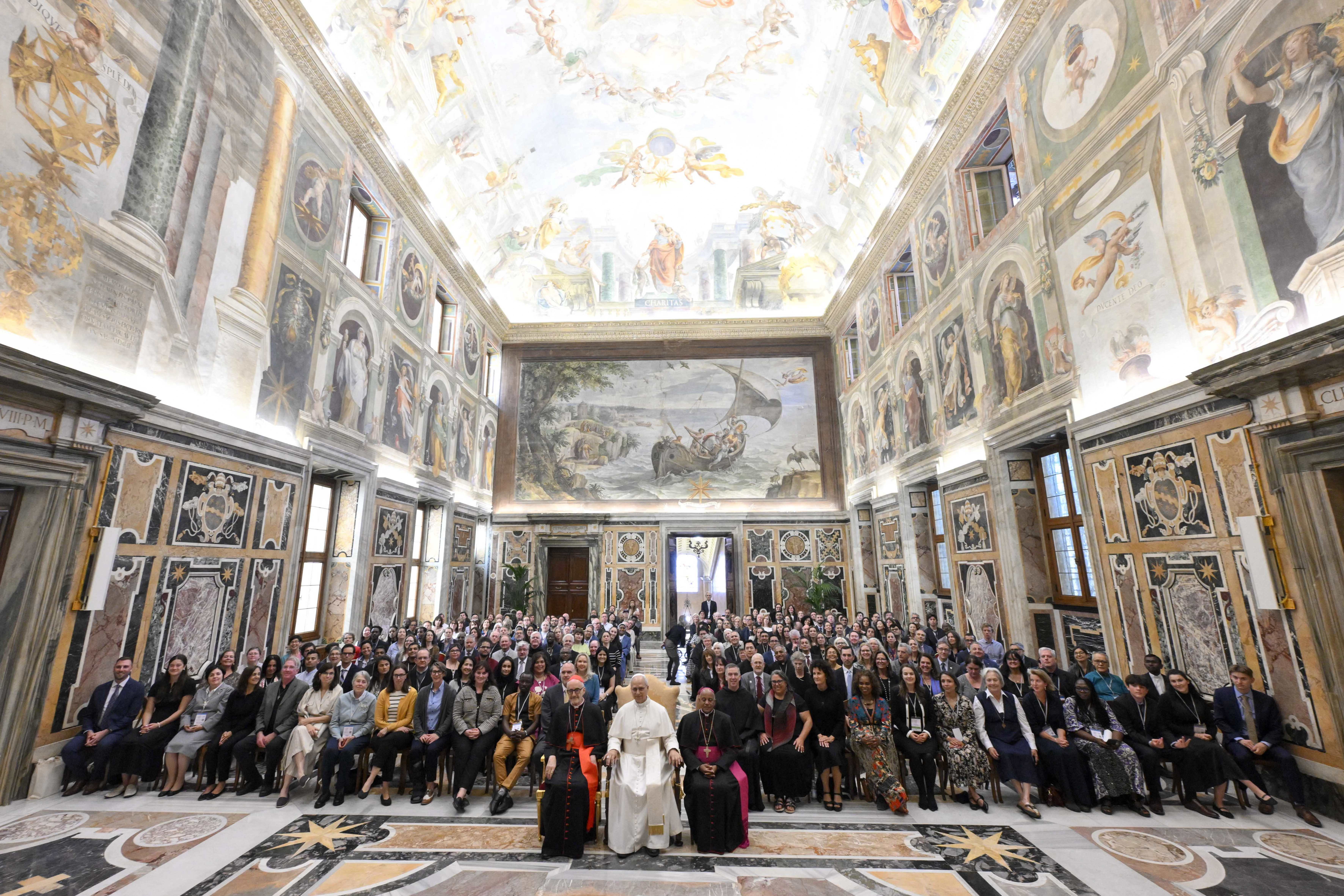 Paus Leo XIV ontmoet deelnemers aan de top Migranten en Vluchtelingen in Ons Gemeenschappelijk Thuis, gehouden van 1 tot 3 oktober in Rome, op donderdag 2 oktober 2025. Credit: Vatican Media