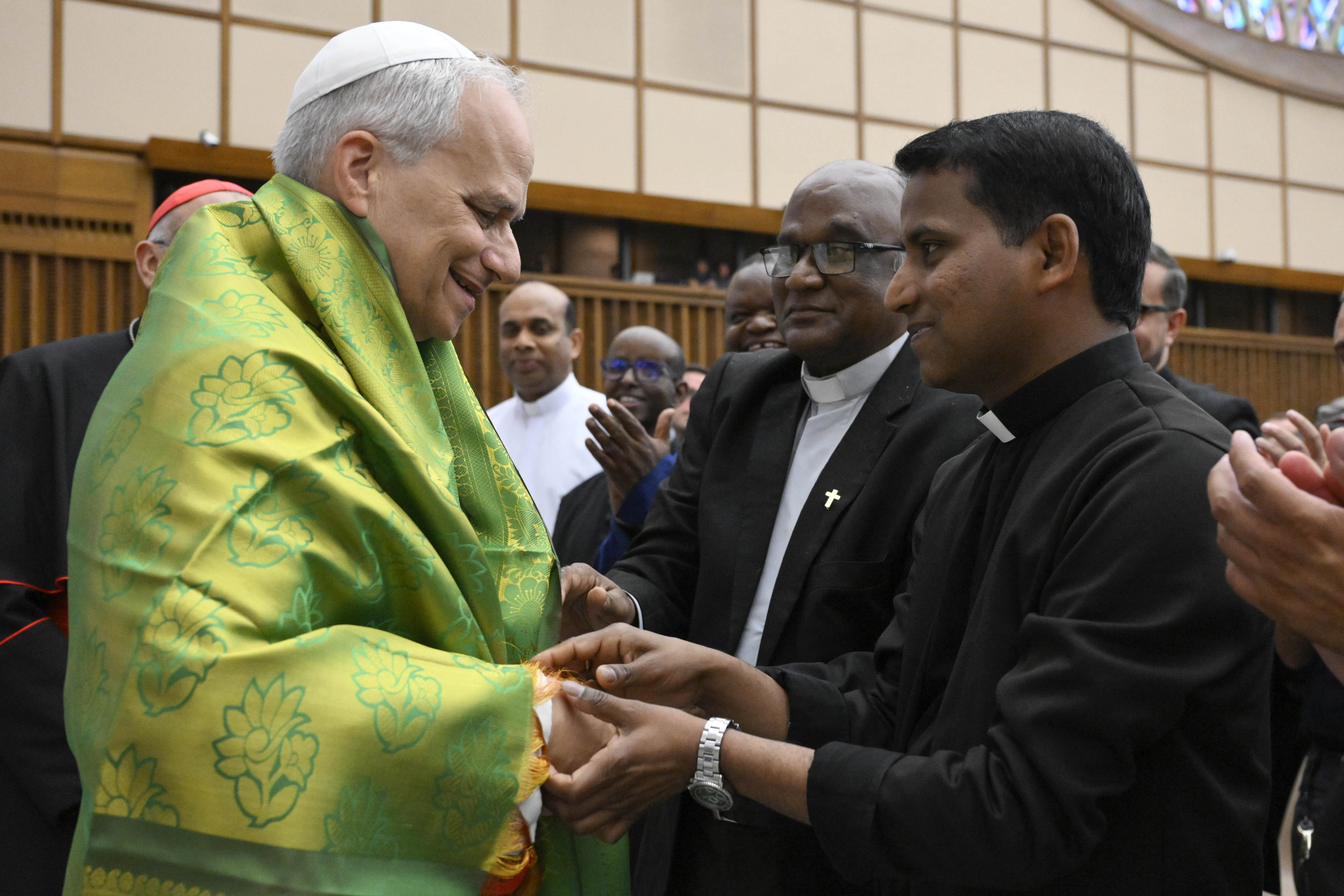 Paus Leo XIV begroet een priester in de Paul VI-audienzzaal van het Vaticaan op donderdag 12 juni 2025. Credit: Vatican Media