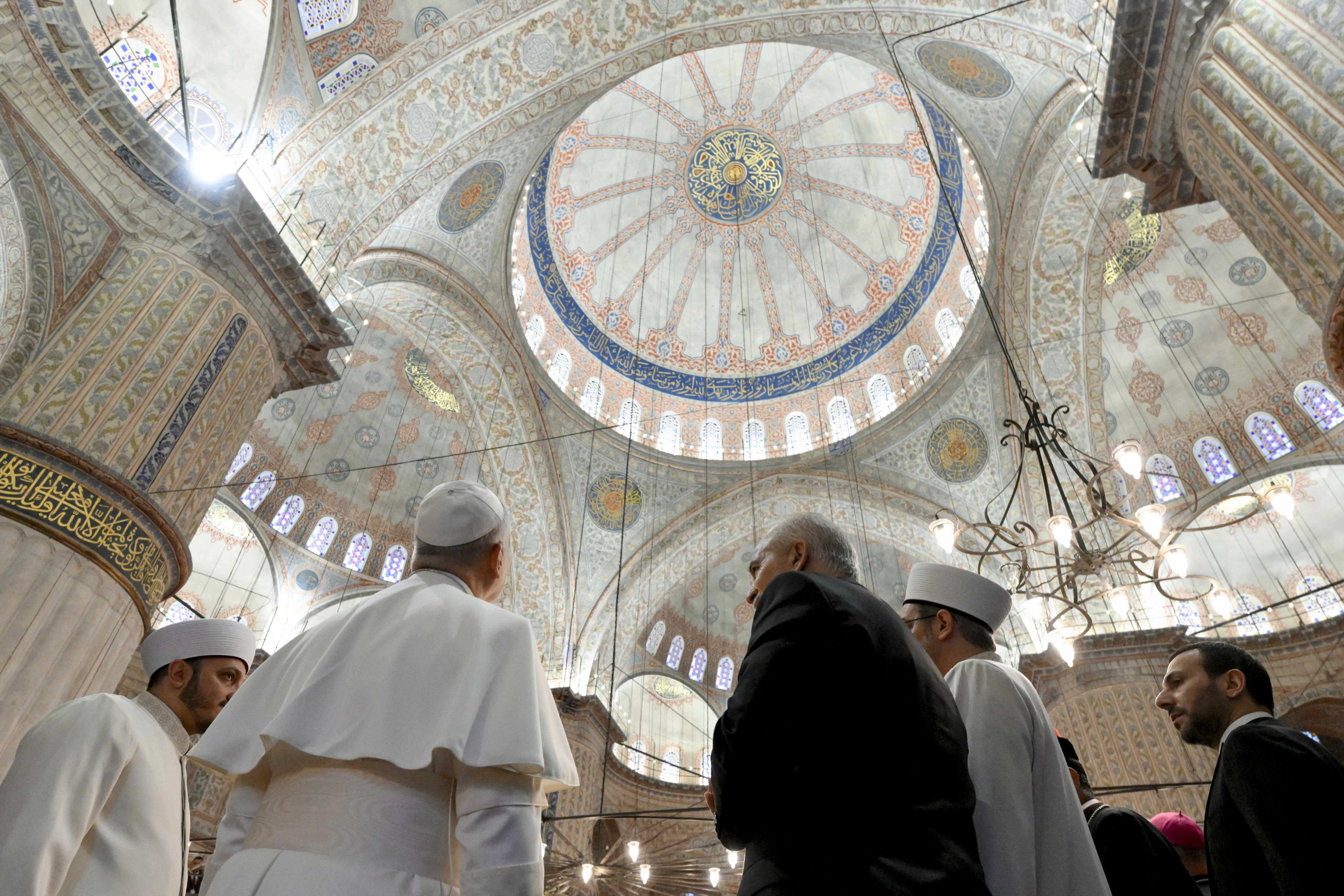 Paus Leo XIV bezoekt de Sultan Ahmed-moskee, ook bekend als de “Blauwe Moskee,” in Istanbul, Turkije, op 29 november 2025. Credit: Vatican Media.