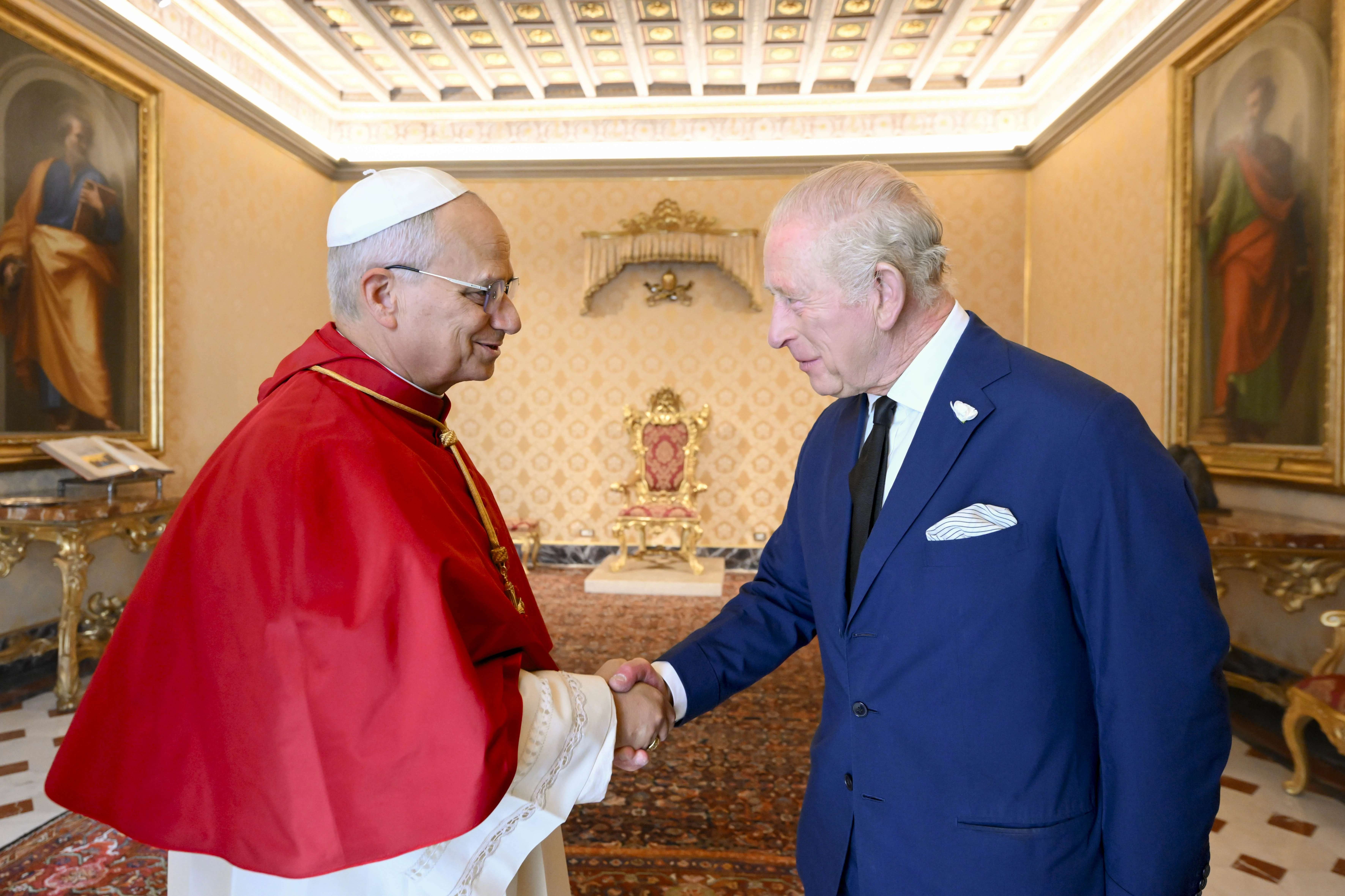 Paus Leo XIV begroet koning Charles III in het Vaticaan, donderdag 23 oktober 2025. Credit: Vatican Media
