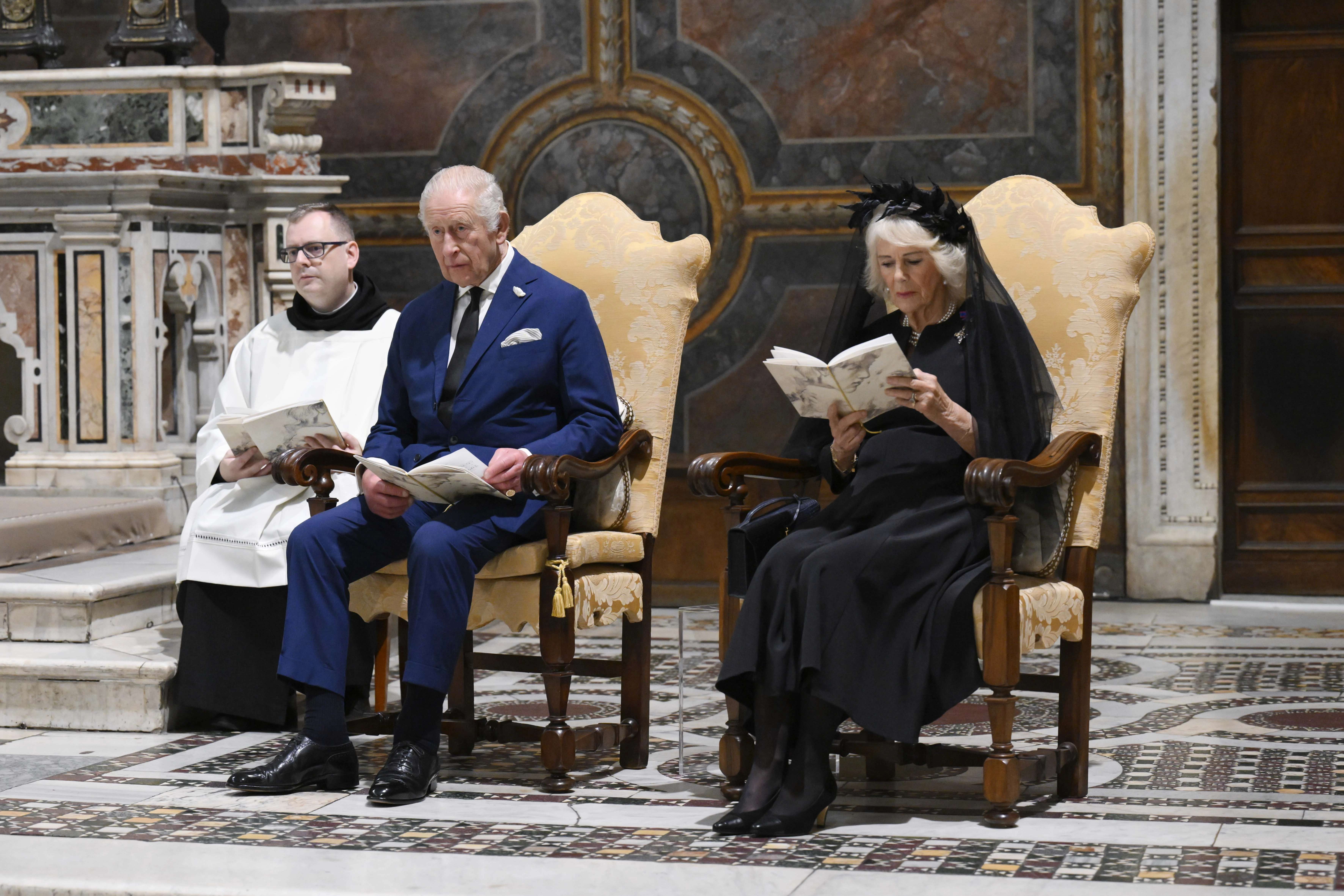 Koning Charles III en koningin Camilla bidden in de Sixtijnse Kapel naast paus Leo XIV in het Vaticaan, donderdag 23 oktober 2025. Credit: Vatican Media
