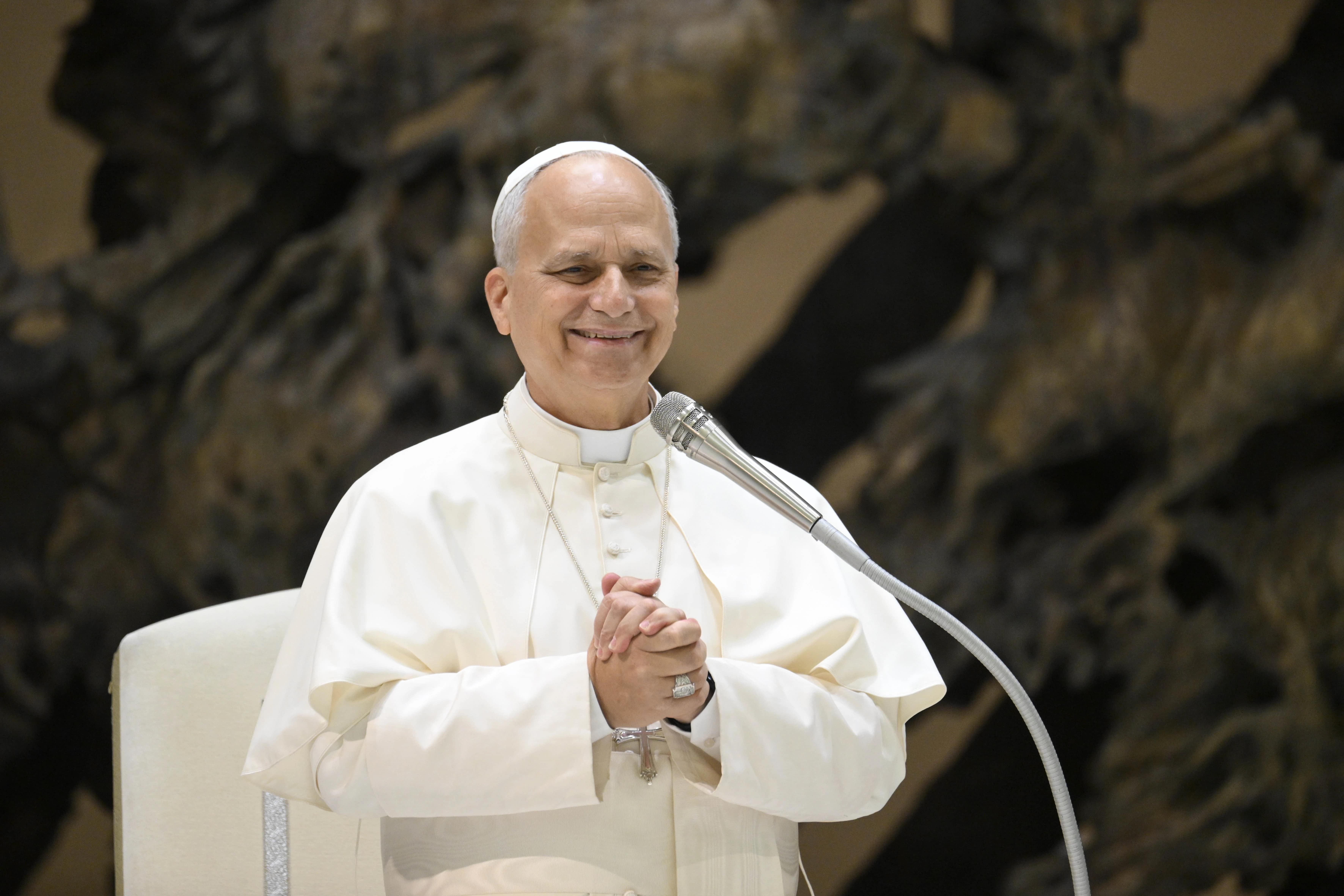 Paus Leo XIV glimlacht tijdens een audiëntie met religieuze zusters en broeders en andere leden van het gewijde leven in de Paulus VI-zaal van het Vaticaan op 10 oktober 2025. Credit: Vatican Media