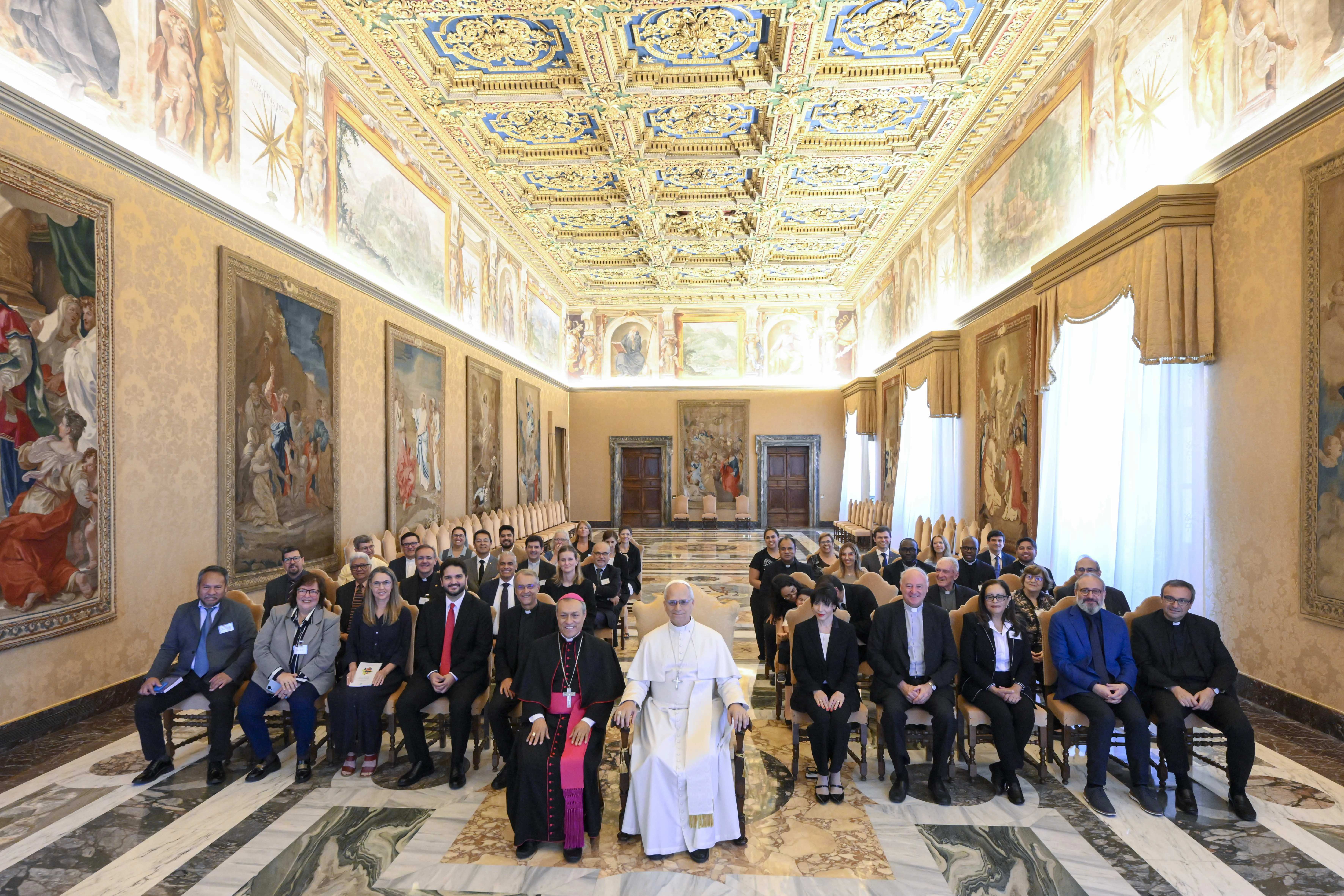 Paus Leo XIV ontmoet op 19 september 2025 de deelnemers aan een synodale bijeenkomst in Rome over de uitdagingen van gezinnen in Latijns-Amerika en het Caribisch gebied. Credit: Vatican Media