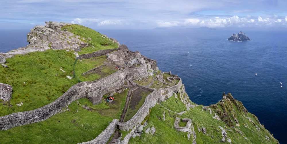 Het klooster bovenop het eiland Skellig Michael, Mainistir Fhionáin (Klooster van Sint Fionan), County Kerry, Ierland. Credit: tolobalaguer.com/Shutterstock