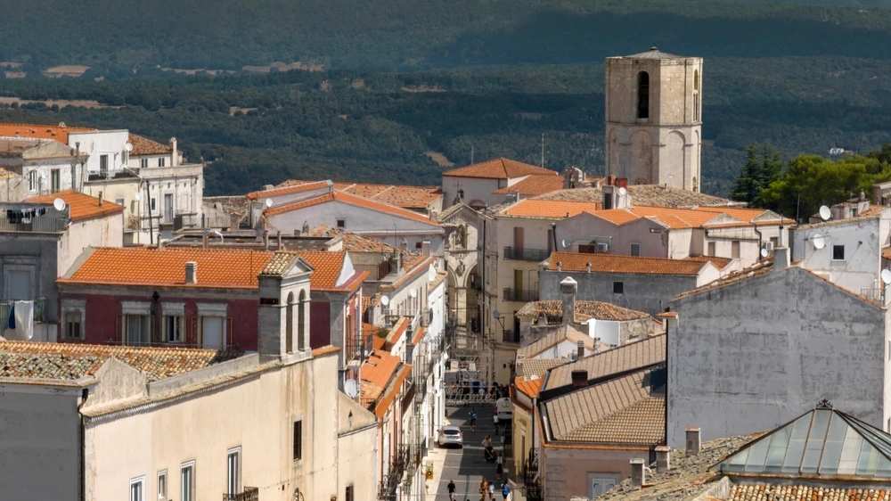 Klokkentoren van het Heiligdom van Sint-Michiel de Aartsengel in Monte Sant’Angelo, provincie Foggia, Apulië, Italië. Credit: Stefano Tammaro/Shutterstock