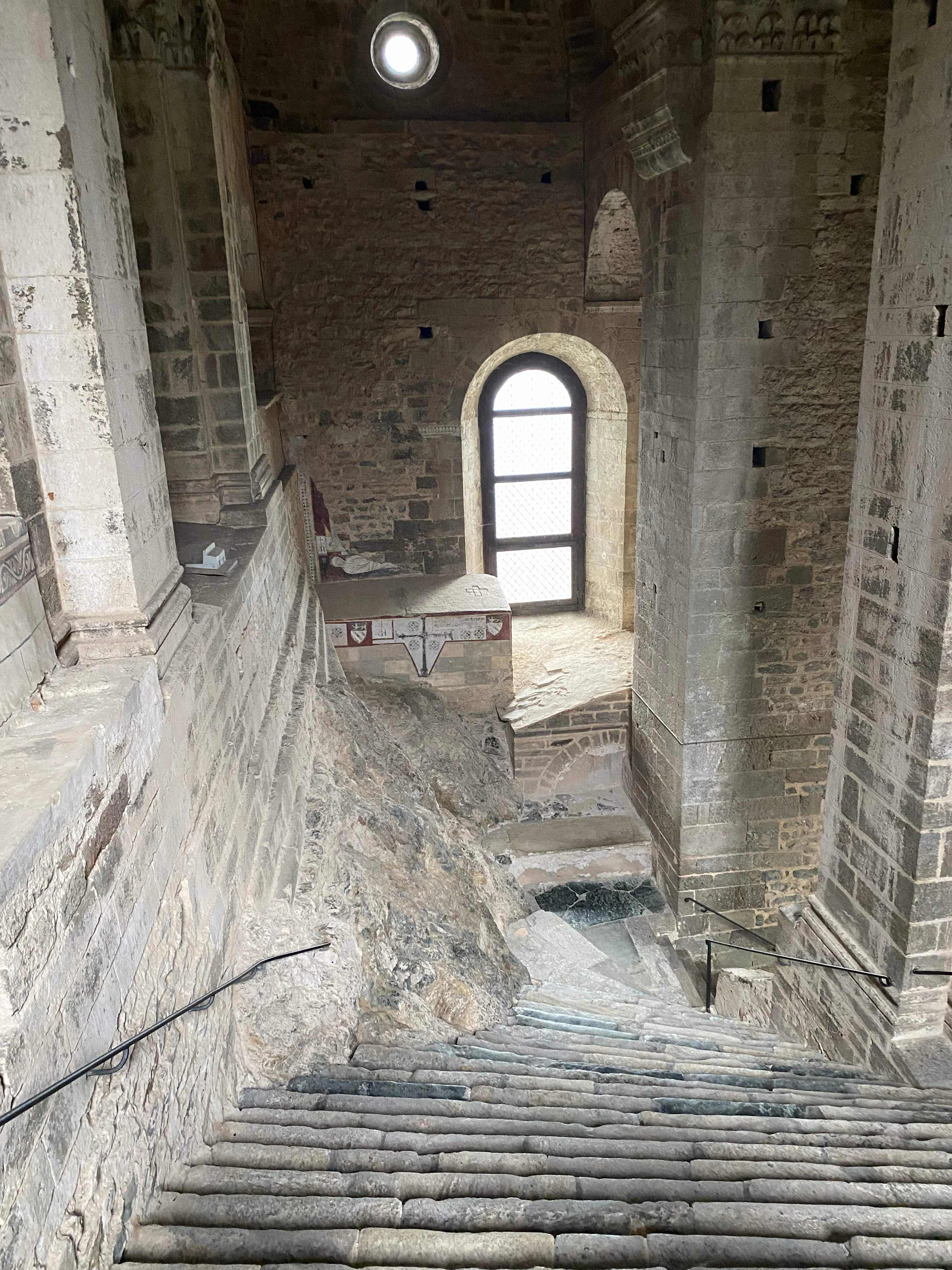 Trappen in de Sacra di San Michele, Italië, juli 2025. Credit: Emma Silvestri