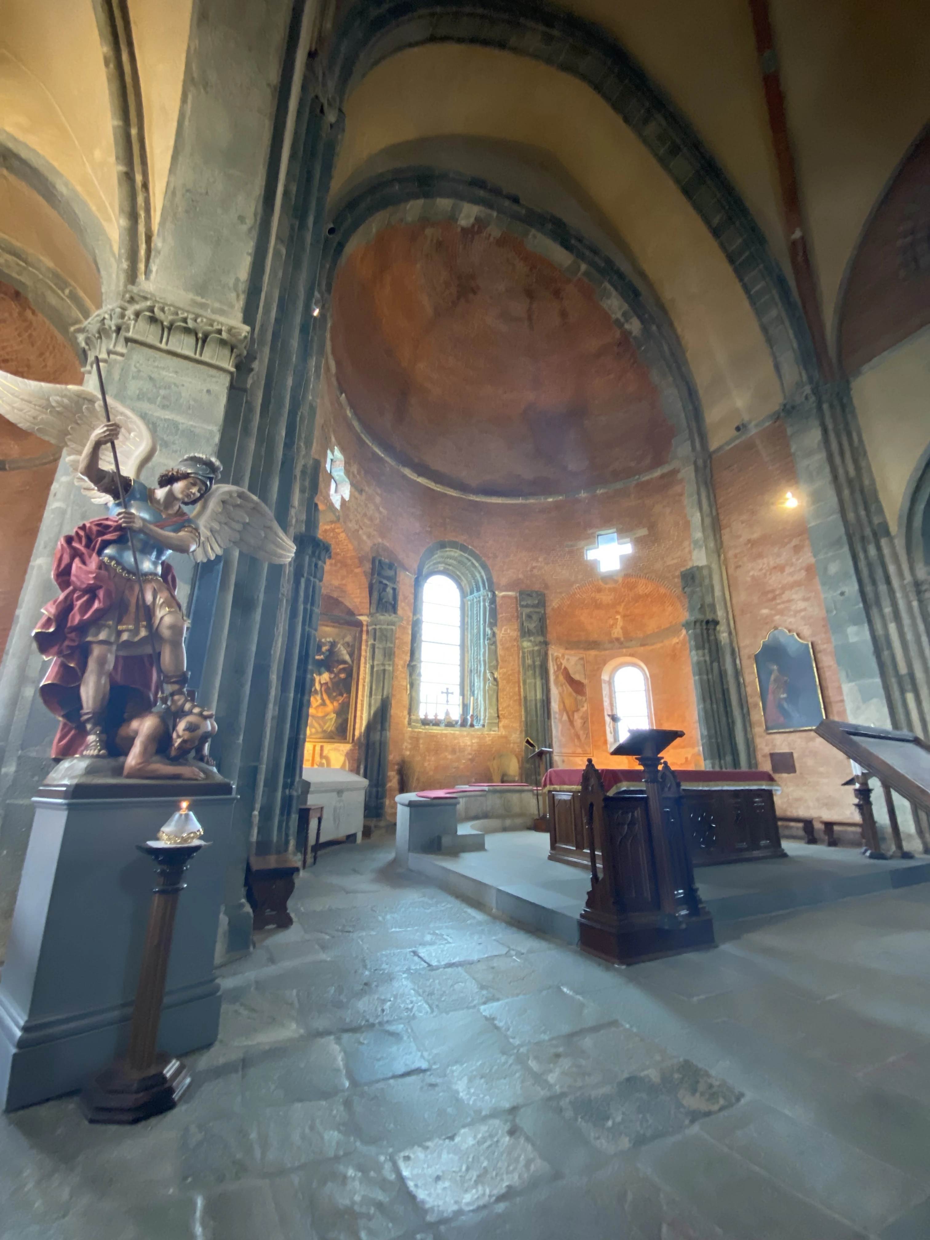 Een standbeeld van Sint-Michiel staat in de Sacra di San Michele, Italië, juli 2025. Credit: Emma Silvestri