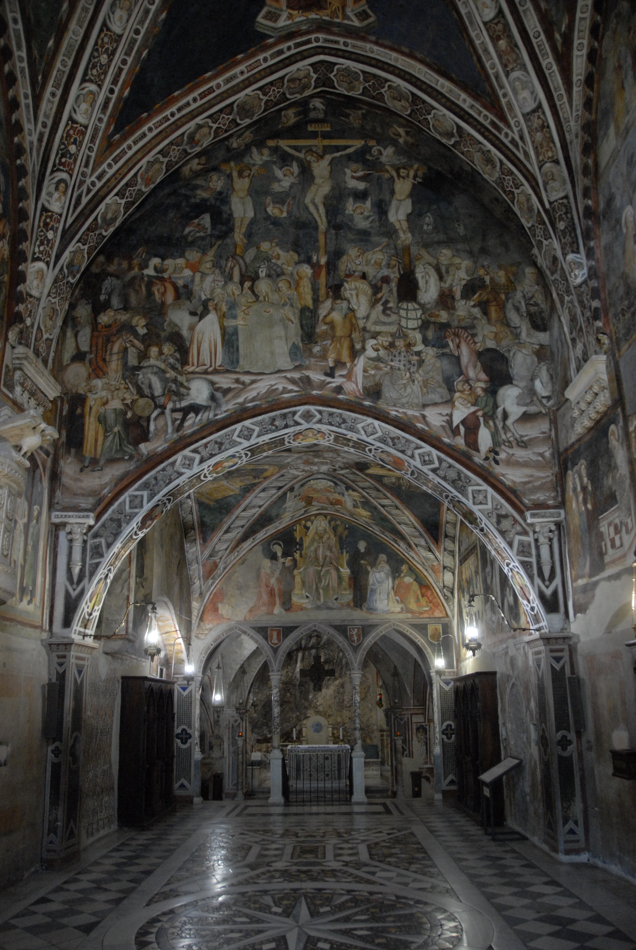 Kapel van Subiaco bij de ingang, met muren bedekt met fresco’s die het leven van Jezus en het leven van Sint-Benedictus uitbeelden. Juni 2025. Credit: D. Ermacora