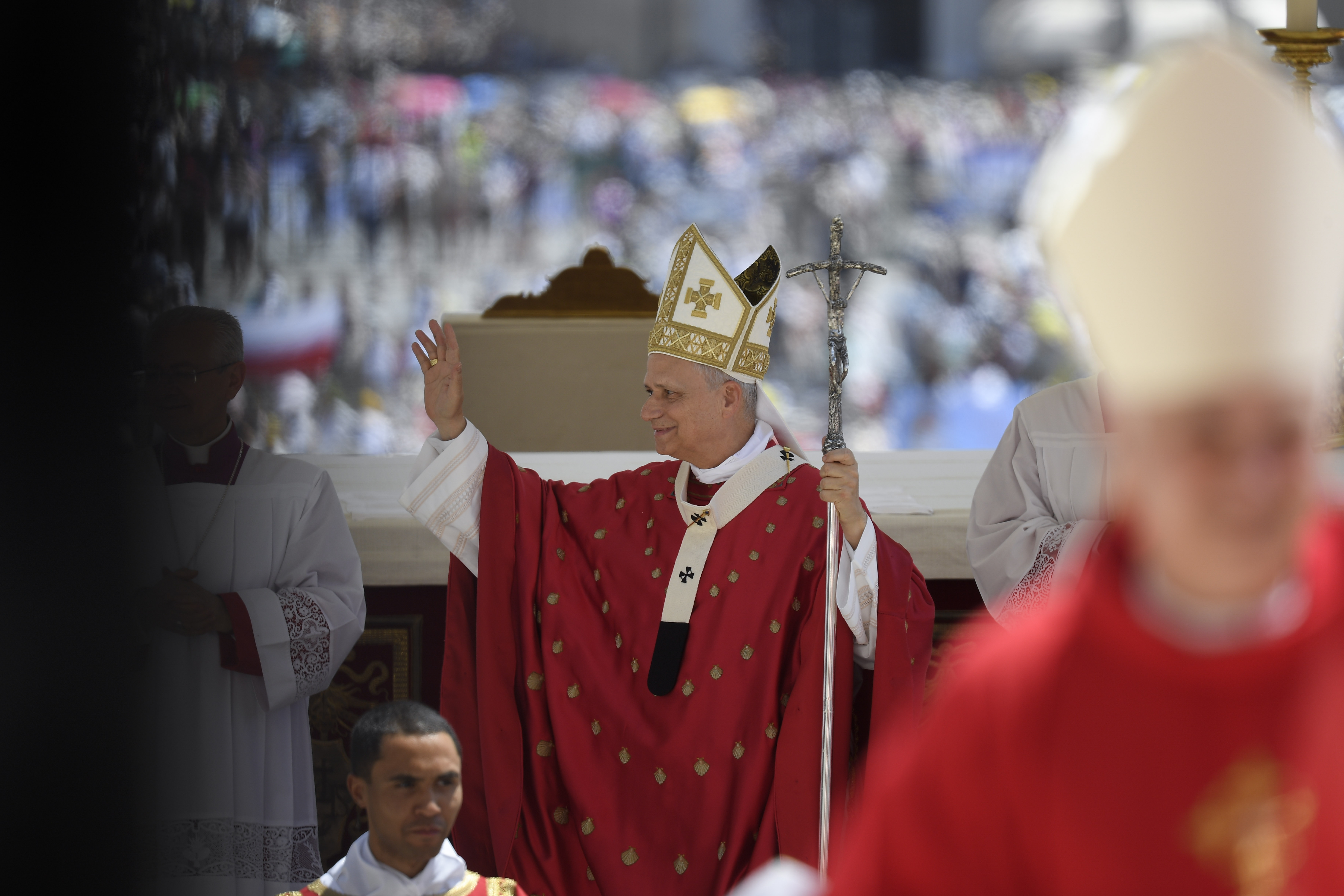 Paus Leo XIV begroet leden van nieuwe kerkelijke bewegingen, verenigingen en gemeenschappen tijdens de Mis voor Pinksteren op het Sint-Pietersplein op 8 juni 2025. Credit: Vatican Media