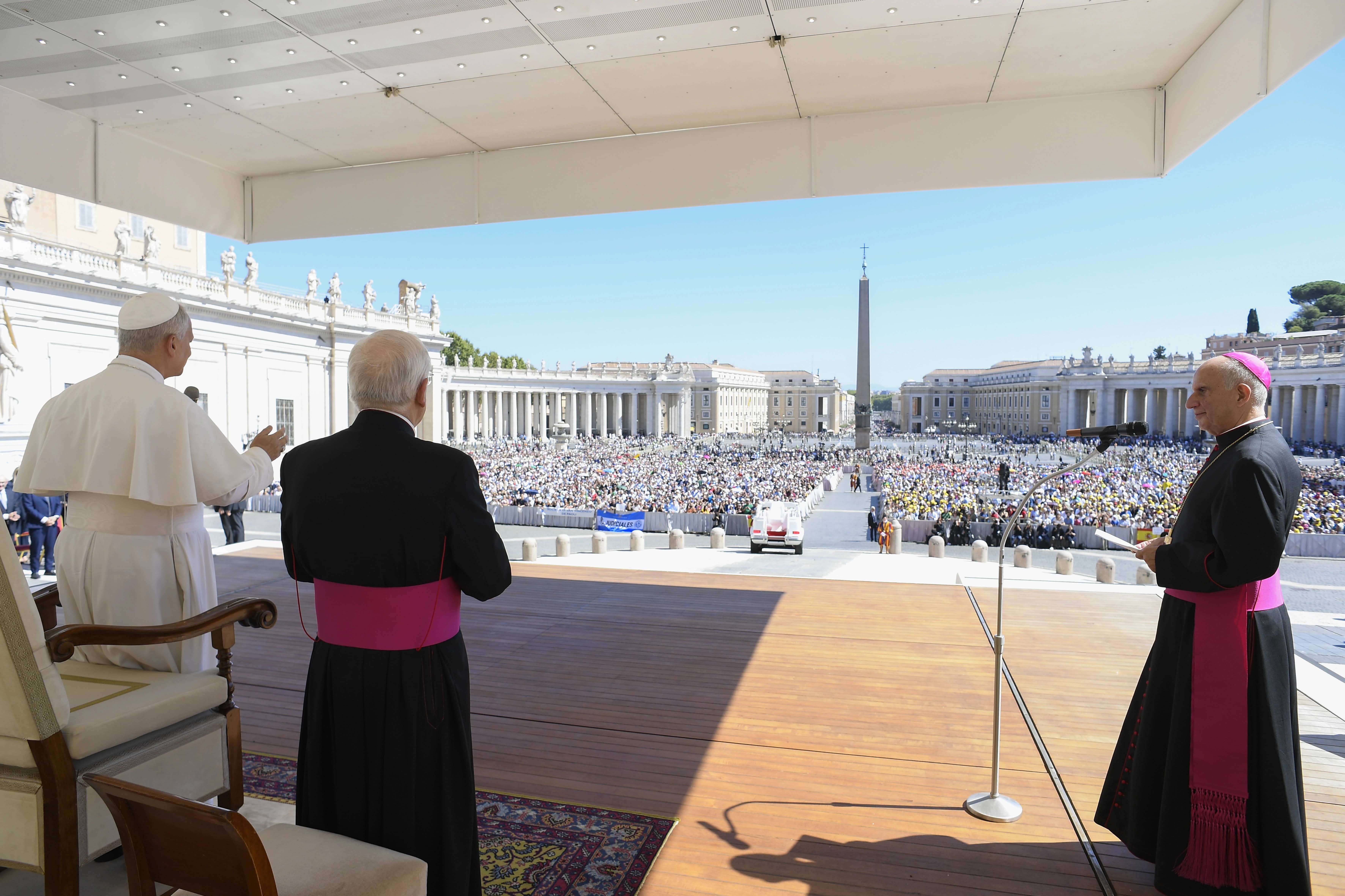 Paus Leo XIV spreekt duizenden juridische professionals toe die bijeen waren op het Sint-Pietersplein voor het Jubileum van Werknemers van Rechtvaardigheid op 20 september 2025. Credit: Vatican Media.