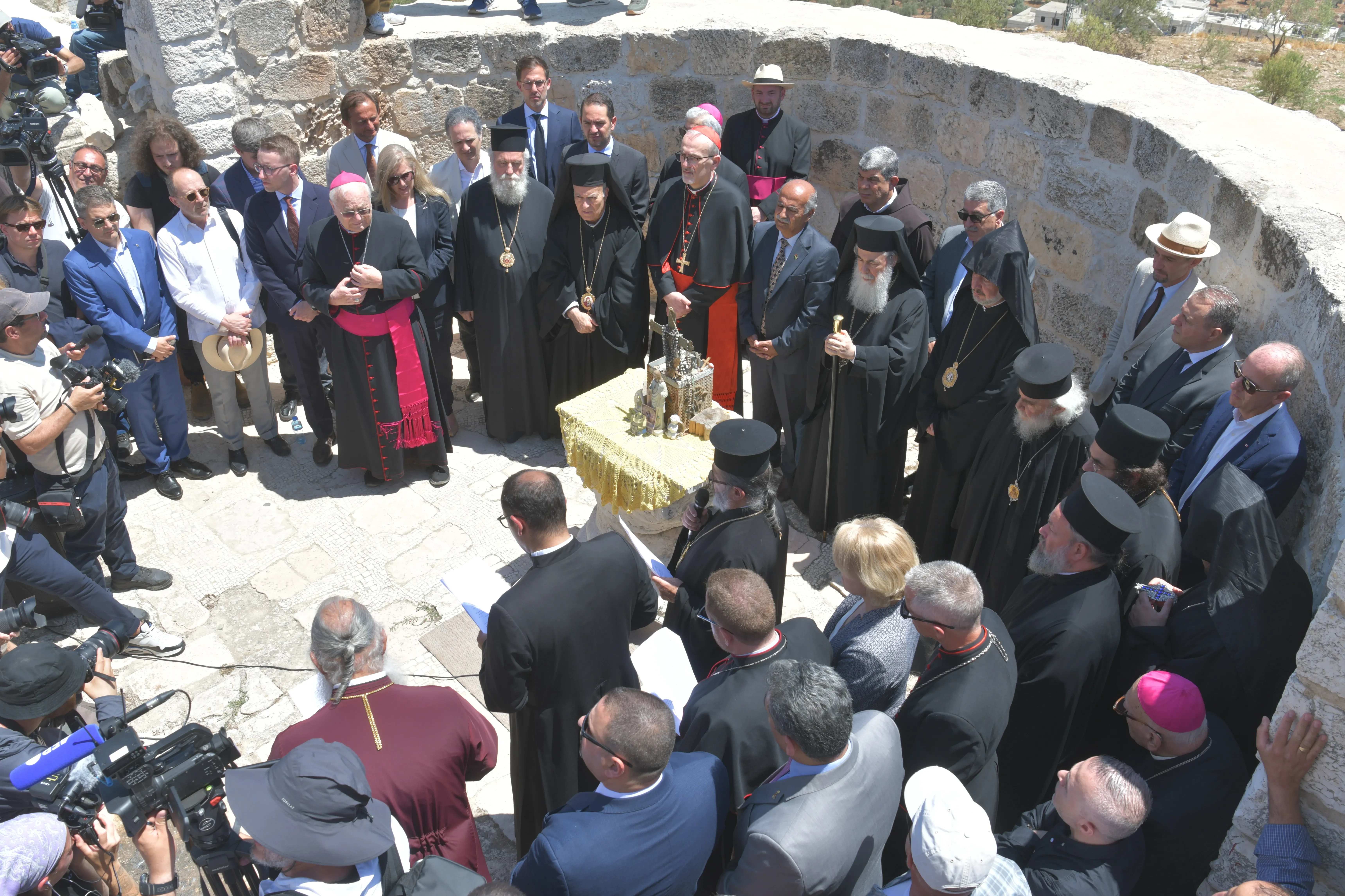Hoofden van kerken in Jeruzalem bezoeken op 14 juli 2025 de stad Taybeh in Ramallah. Credit: Sand Sahiliya