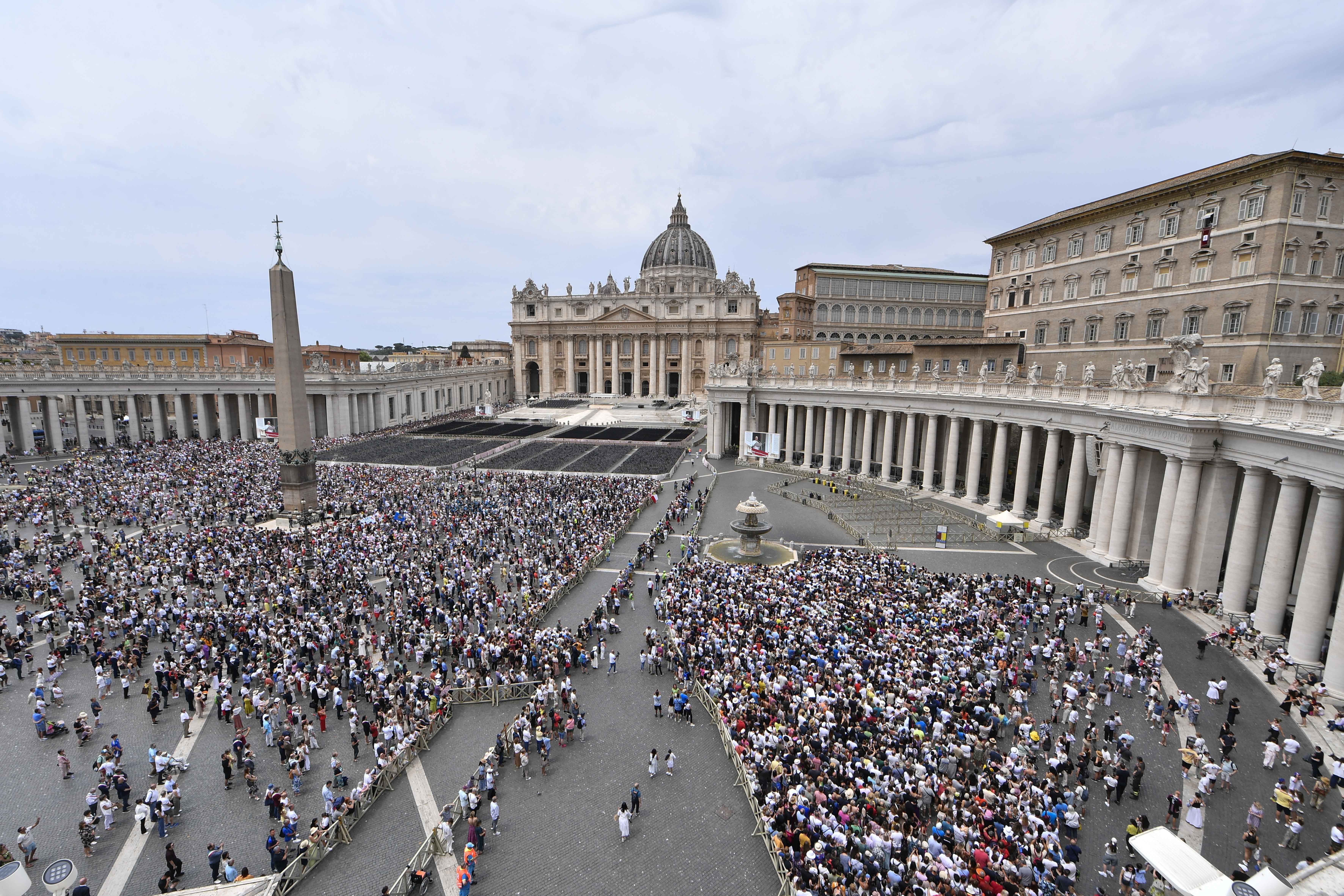 Pelgrims op het Sint-Pietersplein sloten zich aan bij paus Leo XIV bij het gebed van het Angelus op het feest van Sacramentsdag, zondag 22 juni 2025. Credit: Vatican Media