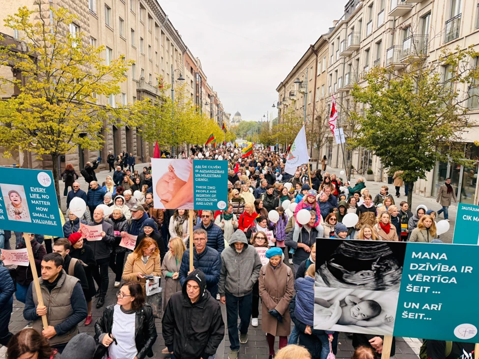 Deelnemers lopen langs de Gediminaslaan richting het Kathedraalplein in Vilnius tijdens de Mars voor het Leven in Vilnius, Litouwen, op 4 oktober 2025. Credit: Erlendas Bart