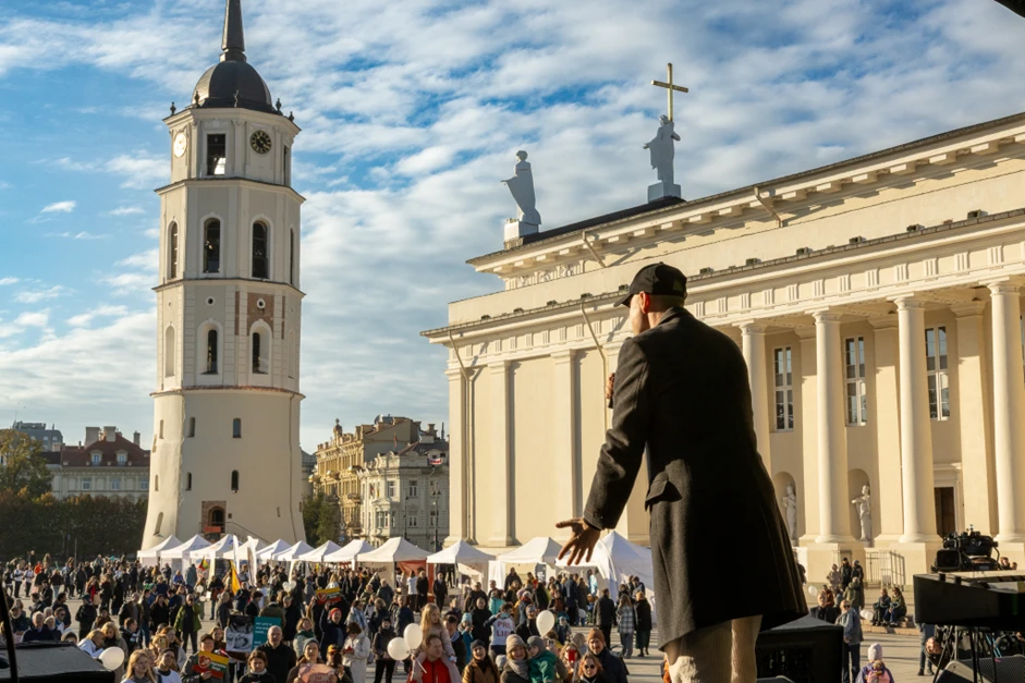 Zanger Sasha Song treedt op het podium op het Kathedraalplein in Vilnius, Litouwen, op, met diverse tenten van pro-life niet-gouvernementele organisaties zichtbaar op de achtergrond, tijdens de Mars voor het Leven, 4 oktober 2025. Credit: Erlendas Bart
