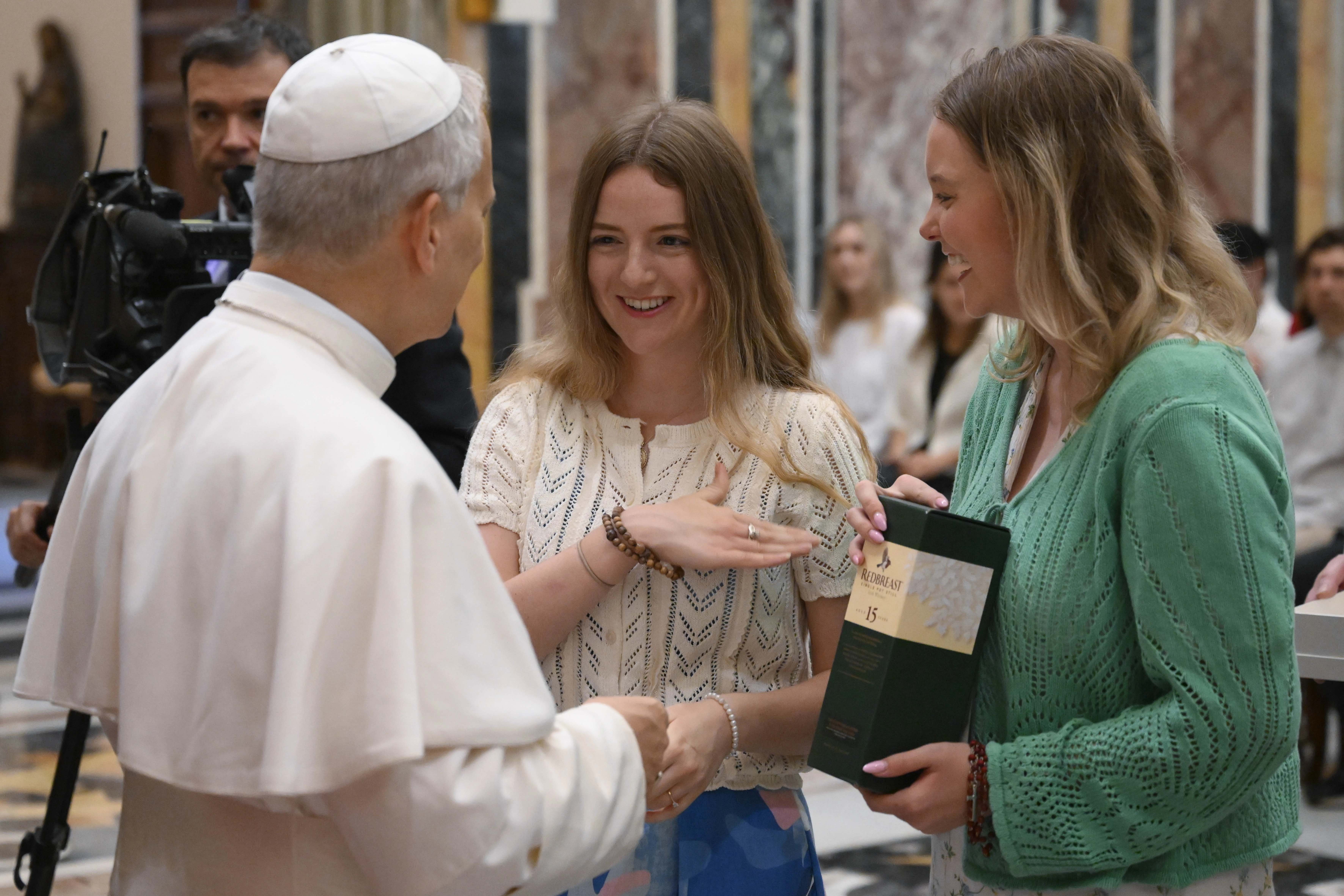Pelgrims bieden paus Leo XIV een fles Ierse whisky aan in het Vaticaan, zaterdag 5 juli 2025. Credit: Vatican Media