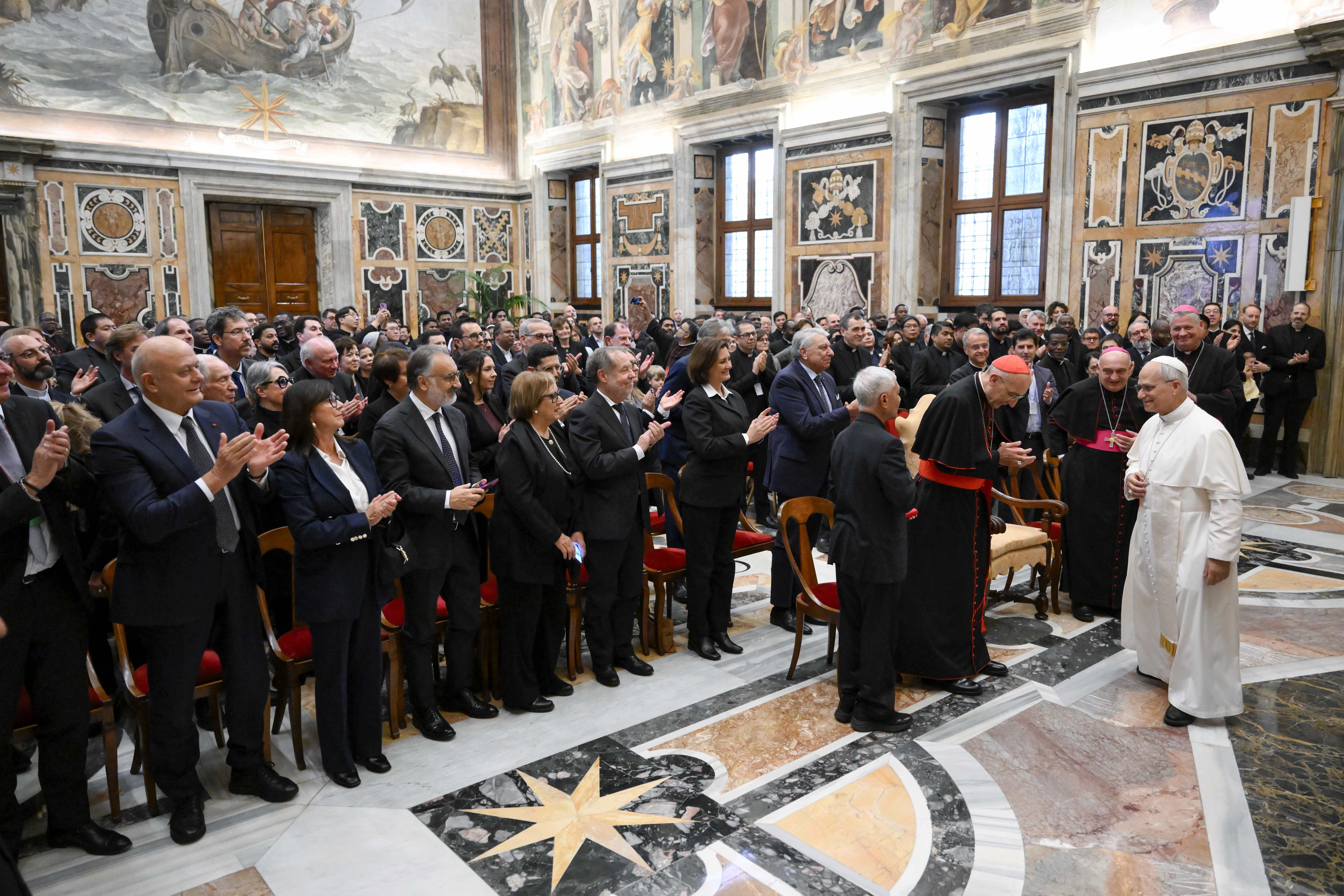 Paus Leo XIV begroet bezoekers tijdens een audiëntie met het Pauselijk Johannes Paulus II Instituut voor Studies over het Huwelijk en het Gezin in het Vaticaan op vrijdag 24 oktober 2025. Credit: Vatican Media