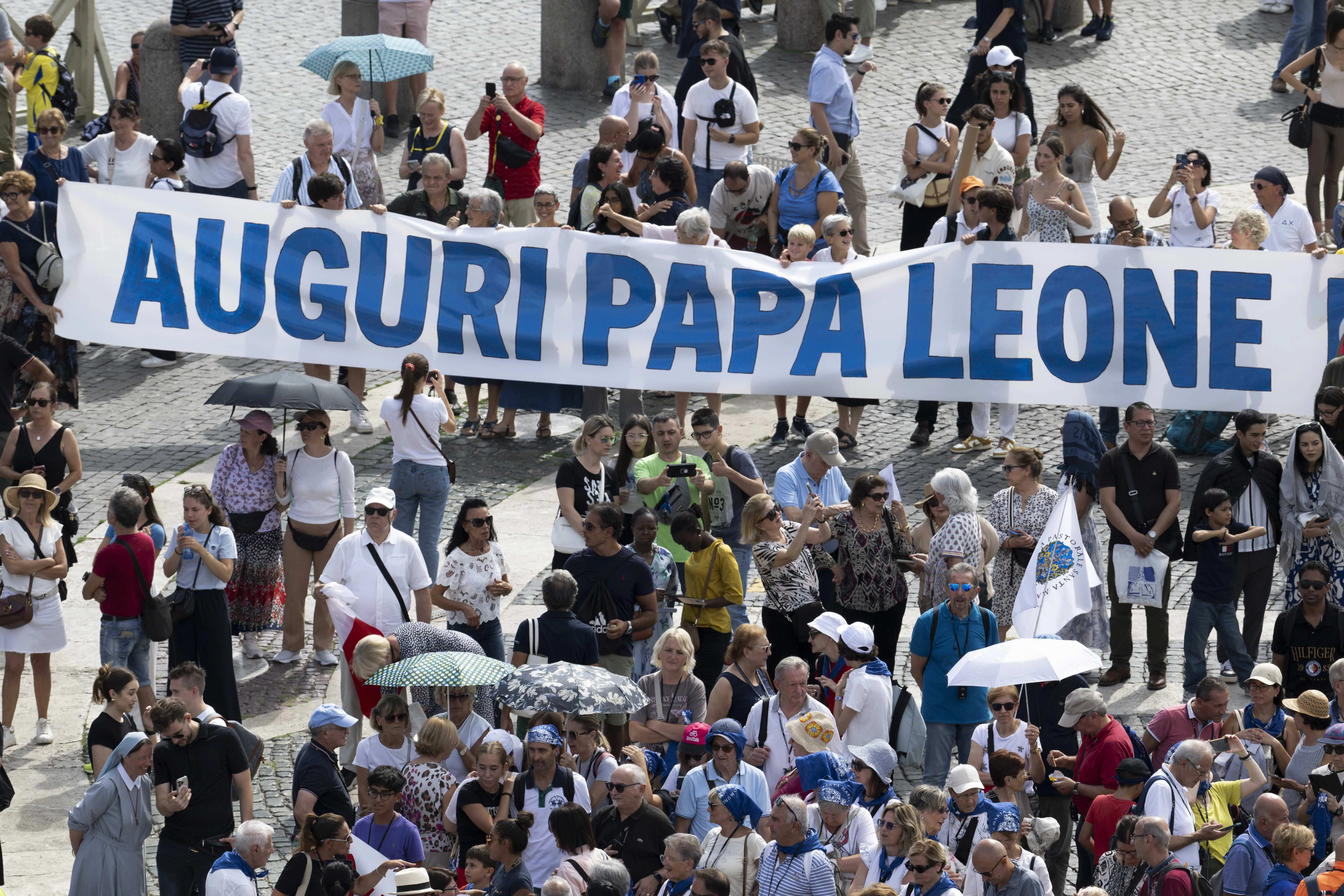 Pelgrims op het Sint-Pietersplein houden een spandoek vast om paus Leo XIV te feliciteren met zijn 70ste verjaardag, 14 september 2025. Vatican Media