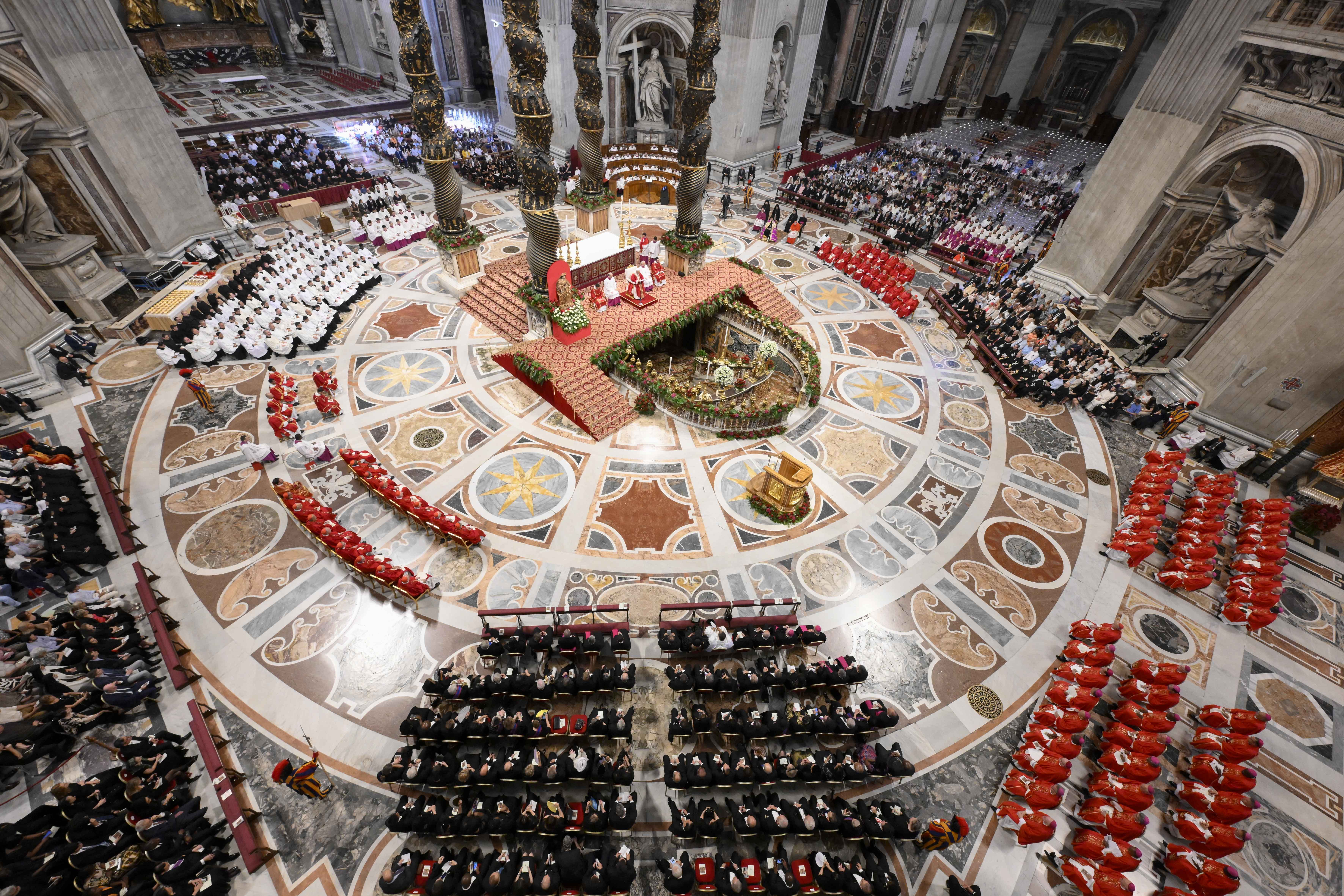 Voordat hij de aanwezigen op het Sint-Pietersplein leidde in het bidden van het Angelus, herinnerde paus Leo ook aan het getuigenis van de apostelen die als martelaren zijn gestorven. 29 juni 2025. Credit: Vatican Media