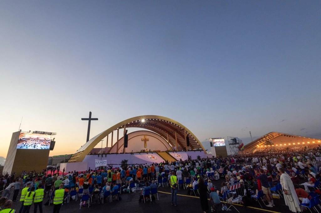 Honderdduizenden jongeren en pelgrims verzamelen zich voorafgaand aan een wake in Tor Vergata, Rome, zaterdag 2 augustus 2025. Krediet: Daniel Ibáñez/CNA