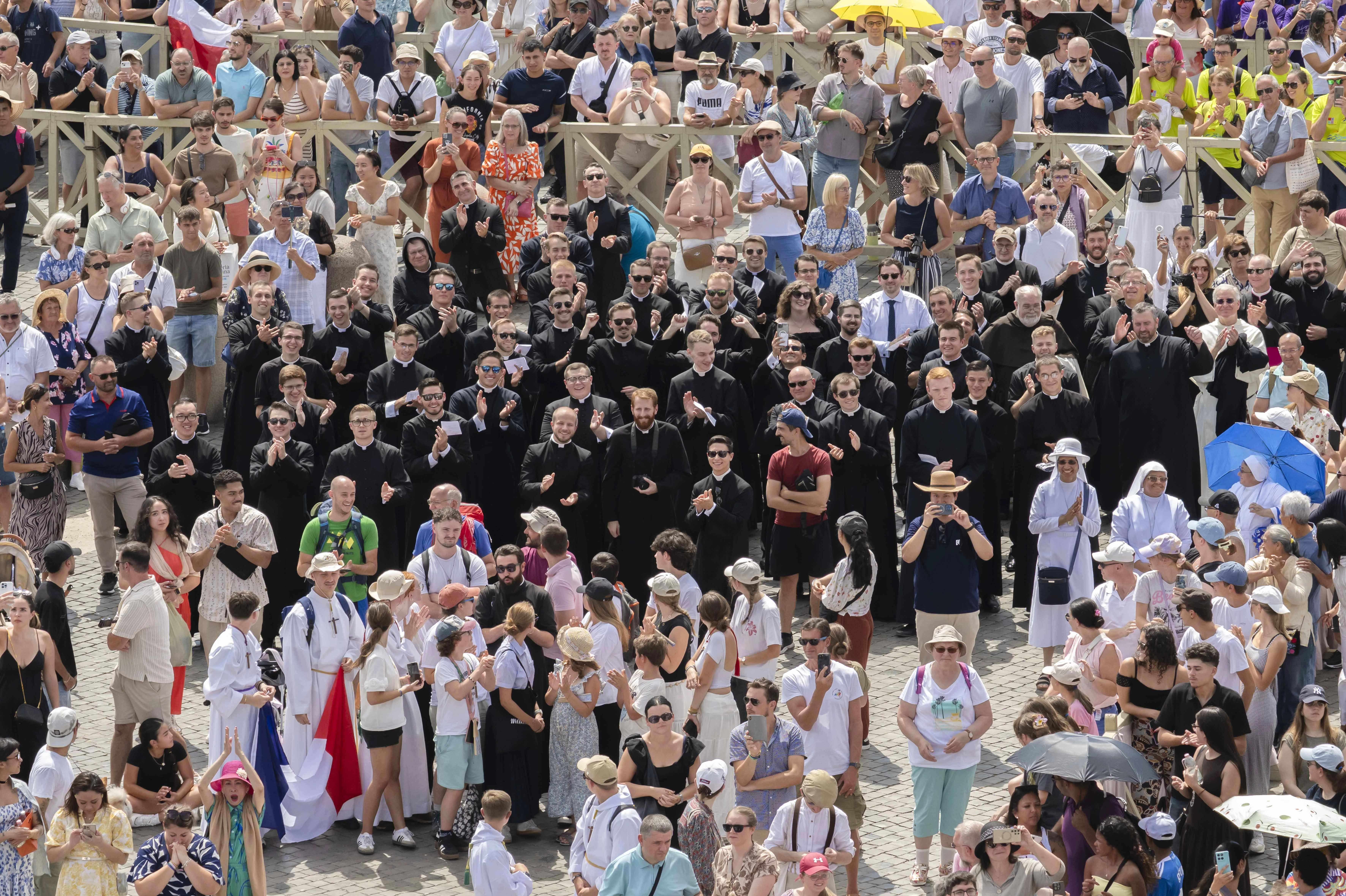 Onder degenen die paus Leo XIV’s Angelus-toespraak op 24 augustus 2025 bijwoonden, waren Amerikaanse seminaristen van het Pauselijk Noord-Amerikaans College in Rome. Bron: Vatican Media