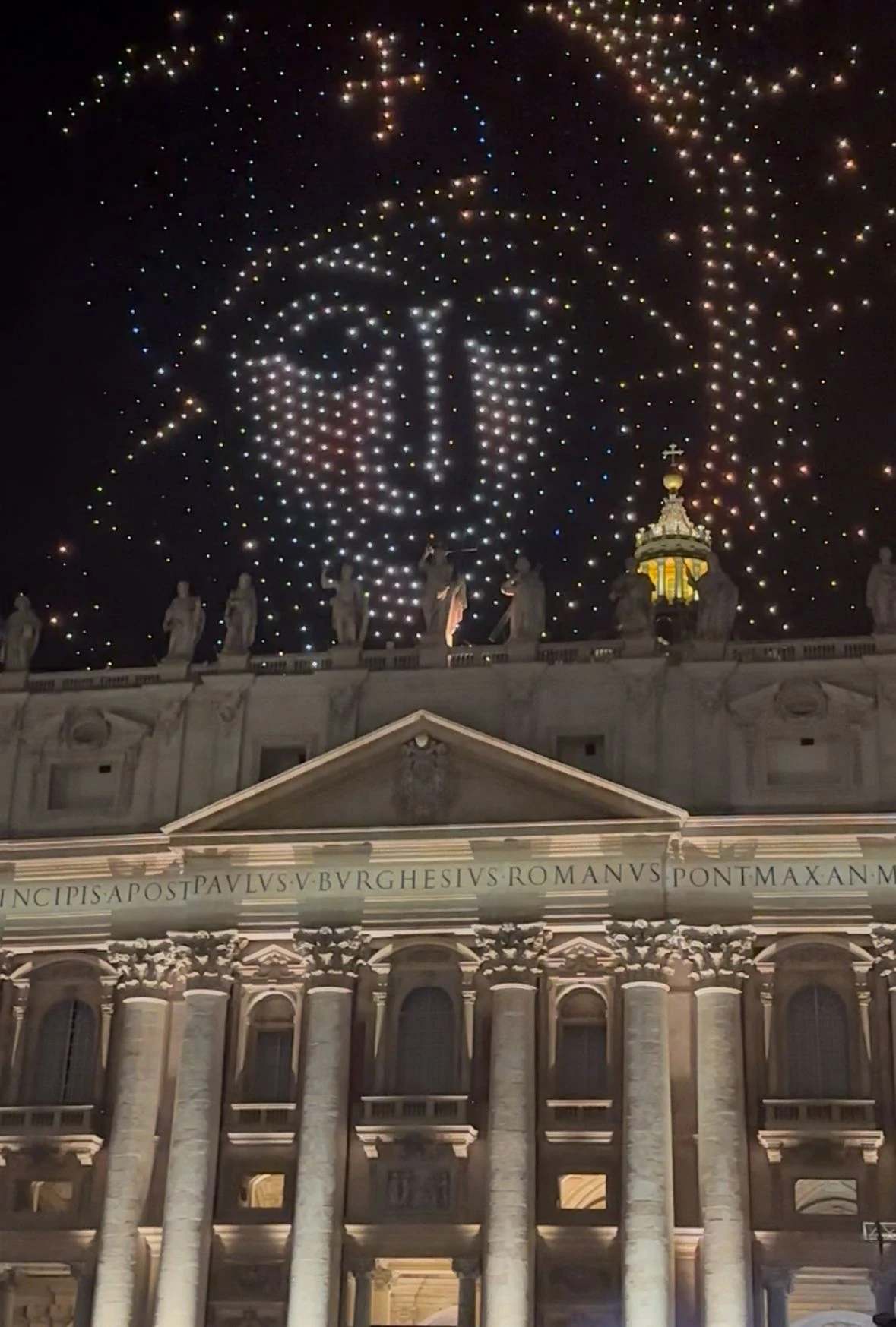 Verlichte drones reproduceren een detail van de icoon "Salus Populi Romani" boven de Sint-Pietersbasiliek in het Vaticaan op 14 september 2025. Courtney Mares