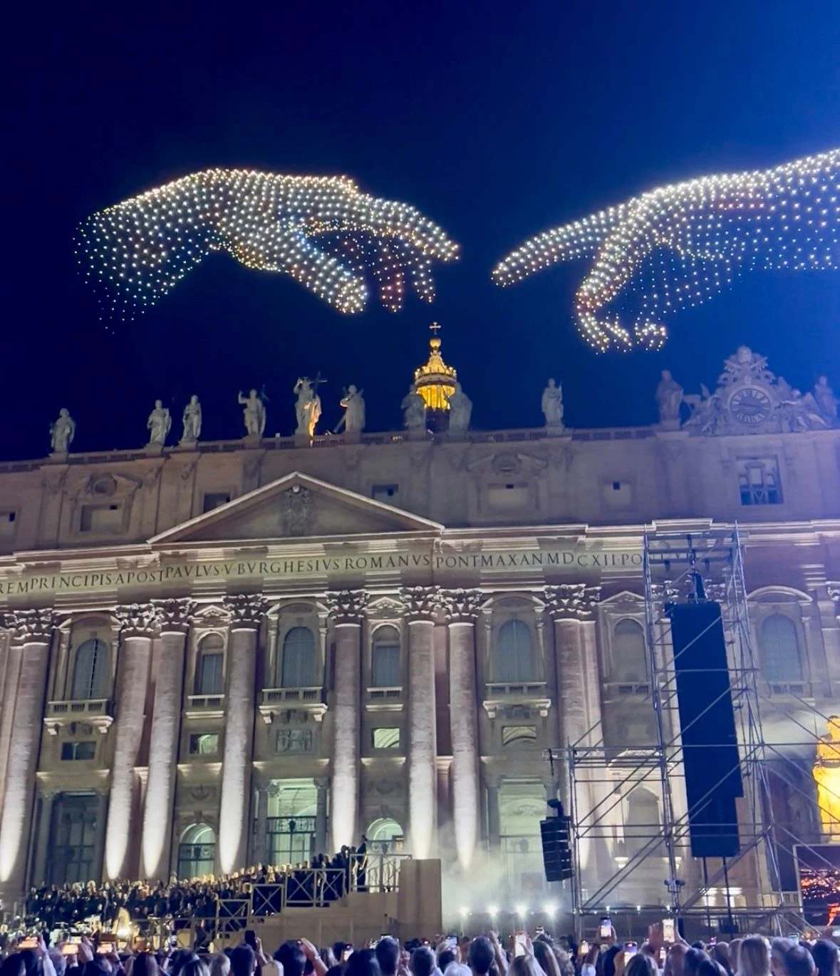 Verlichte drones reproduceren een detail uit Michelangelo's "Schepping van Adam" boven de Sint-Pietersbasiliek in het Vaticaan op 14 september 2025. Courtney Mares