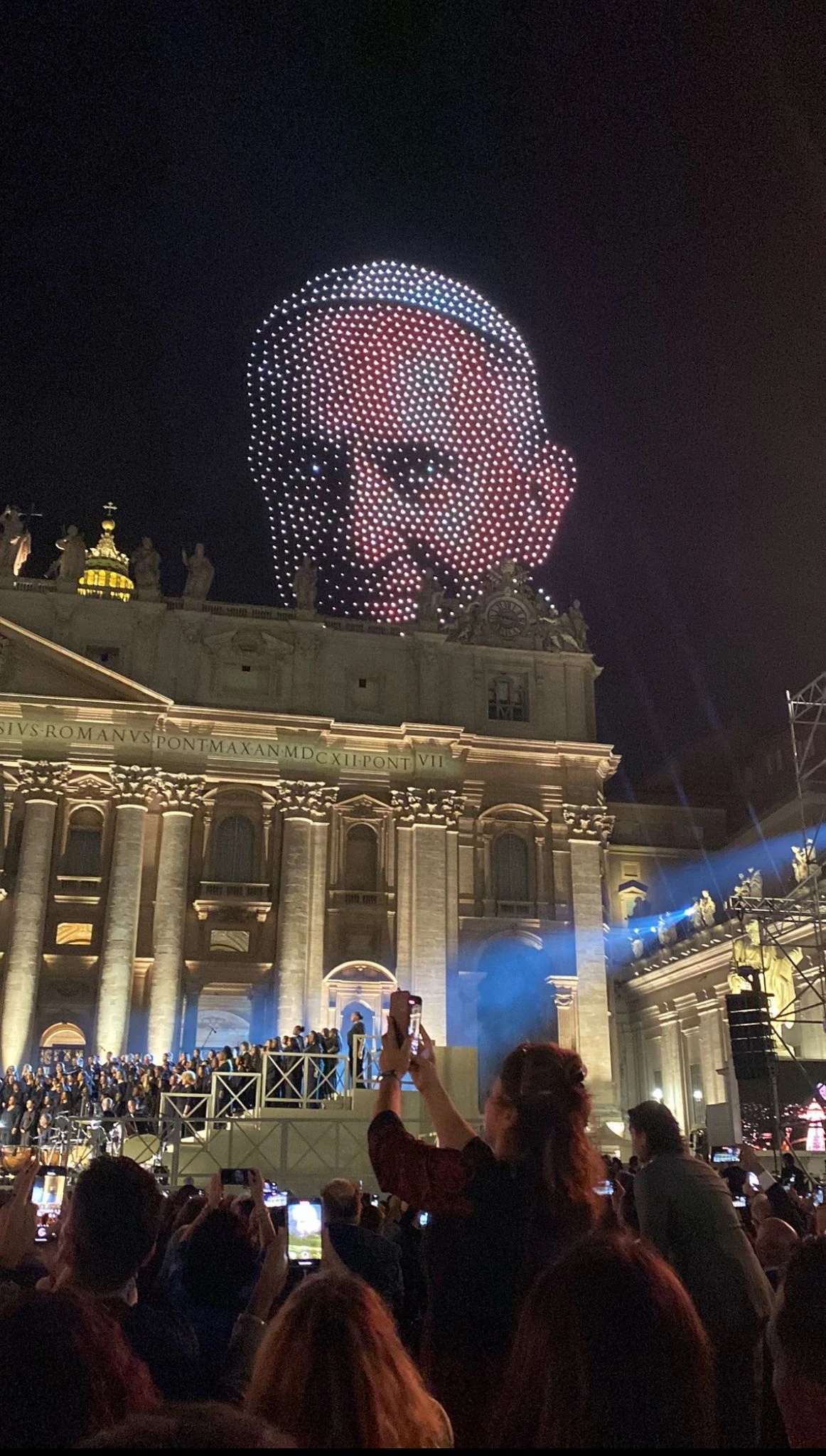 Verlichte drones beelden paus Franciscus af boven de Sint-Pietersbasiliek in het Vaticaan op 14 september 2025. Eva Fernández