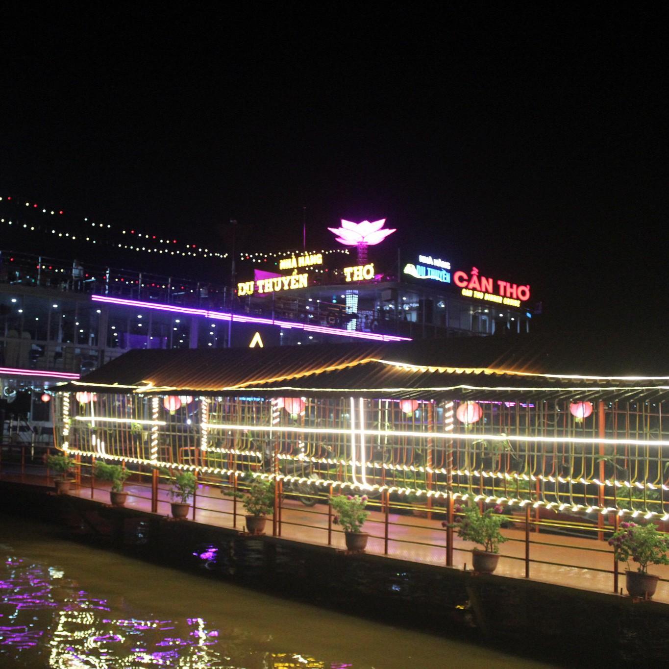 Bến Ninh Kiều về đêm