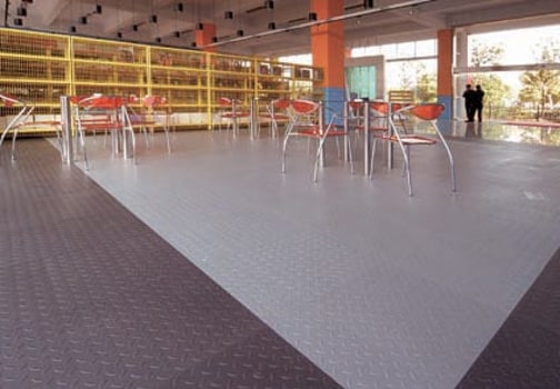 ריצוף פולימרי PVC | אריחי ריצוף SPC עמיד ואיכותי למשרד ולבית – הום דקור