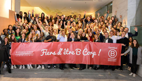 Dipendenti di Expanscience con in mano uno striscione Proud to be B Corp