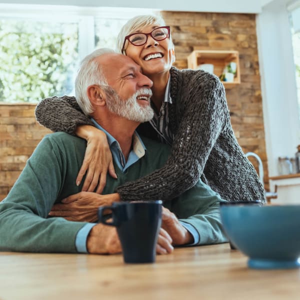 Un couple de seniors heureux dans une cuisine